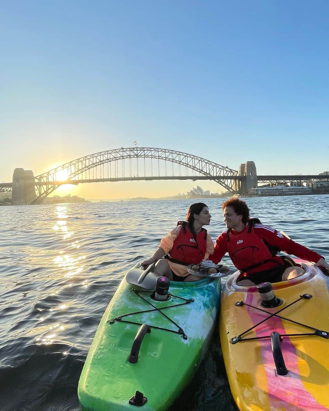 ムスタファ・アミニさんのインスタグラム写真 - (ムスタファ・アミニInstagram)「PERFECT sunrise for the perfect girl. Thank you @sydney_by_kayak for the amazing experience 🥰🌅🚣‍♀️👌 #sydneybykayak」2月26日 19時36分 - mustafaamini