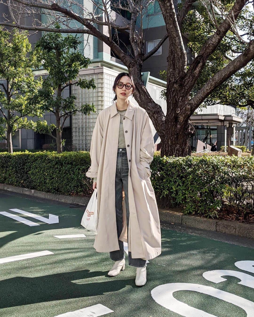 Shiho Sasakiのインスタグラム：「いっこ前の投稿の全身みたいです📸 ってリクエストもらったのでUPしますね✨ この日もPLAIN JEANS履いてた👖 どんなテイストにも合う、スタンダードジーンズだから 私のワードローブにはかかせません💯👑 ちなみに、アウターとトップスは これから発売の商品なので また発売日が近づいたら言います✌️ #MOUSSY#MOUSSYSNAP#MOUSSYPLAINJEANS」