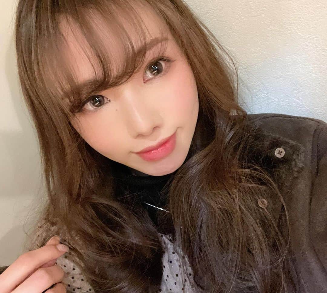 朝比奈果歩さんのインスタグラム写真 - (朝比奈果歩Instagram)「#aclinic 銀座統括院長の山田医師( @a_clnic_ginza )にAスレッドの施錠を受けてから10日くらい経ちました✨ 、 、 、 しっかりと麻酔が効いてからやってくれたのと、山田医師の施術が手早くて特に痛くもなく訳わかんないうちに終わりました（笑） 術後の腫れはほぼなしと言っていいと思う🥺✨ 多少浮腫んだかなぁ？くらいだけどそれより輪郭シュッとしてるから術前より断然顔小さいし！！！ 、 、 、 、 周りから見ても一目瞭然らしく、本当にびっくりするくらい輪郭がシュッとしたし… Aスレッド入れてから毛穴が小さくなったよ🥺！！ 看護師さんに聞いてはいたけど本当に毛穴小さくなってて感動した…！ 、 、 小顔やフェイスラインのたるみが気になる人はもちろんだけど、美肌になりたい人にもおすすめです🙋‍♀️ 小顔になれてしかも肌キレイになるとか一石二鳥すぎる🌸 、 、 、 #aスレッド #リフトアップ #aclinic銀座 #aclinic横浜 #aクリニック #美容 #小顔 #美肌 #糸リフト #美容外科 #美容皮膚科 #美容クリニック #山田哲雄 #自撮り #セルフィー #セルカ」2月26日 19時37分 - kaho_asahina