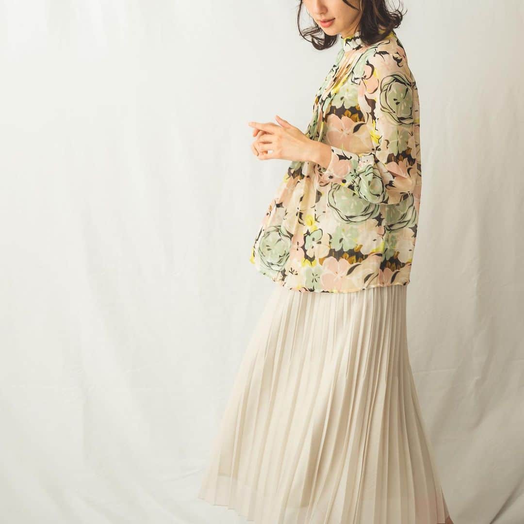 NARACAMICIE Japanさんのインスタグラム写真 - (NARACAMICIE JapanInstagram)「. EARLY SPRING PASTEL & BASIC  BLOUSE ミックスフラワータックブラウス 品番：10-11-01-004  SKIRT 変形プリーツスカート 品番：30-11-08-507  ハッピー感あふれるニュアンスパステル。 プリーツスカートと合わせて女性らしいスタイリングに。  #naracamicie #fashion #2021ss #2021春夏 #ナラカミーチェ #ファッション」2月26日 19時37分 - naracamicie_jp
