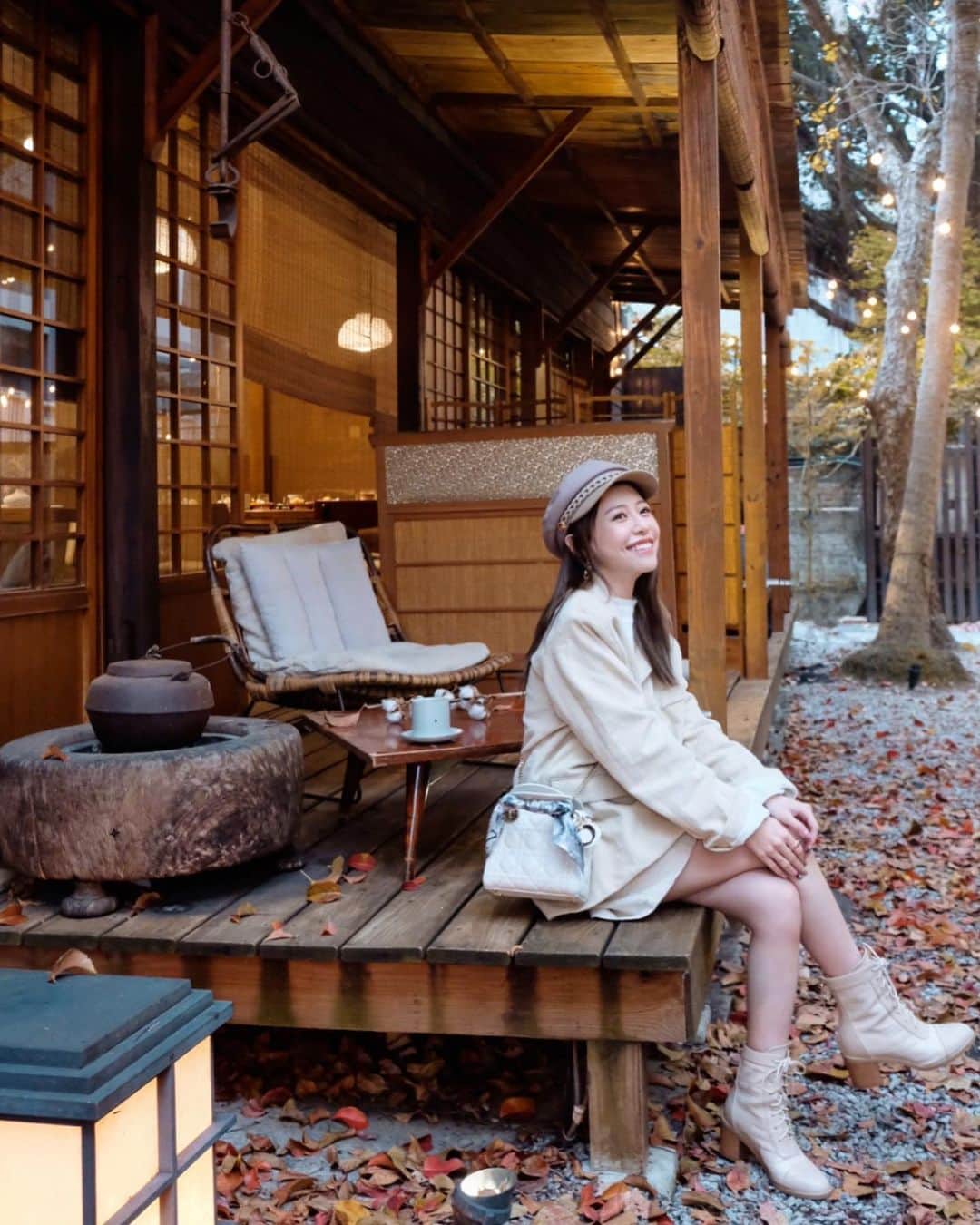 紀卜心さんのインスタグラム写真 - (紀卜心Instagram)「一秒來到京都的感覺🇯🇵😍地上滿滿楓葉 坐在戶外跟朋友聊天喝下午茶超chill 這裏採預約制喔～可以來拍一波美照  #outfit @scheming_gg」2月26日 19時38分 - eatzzz7
