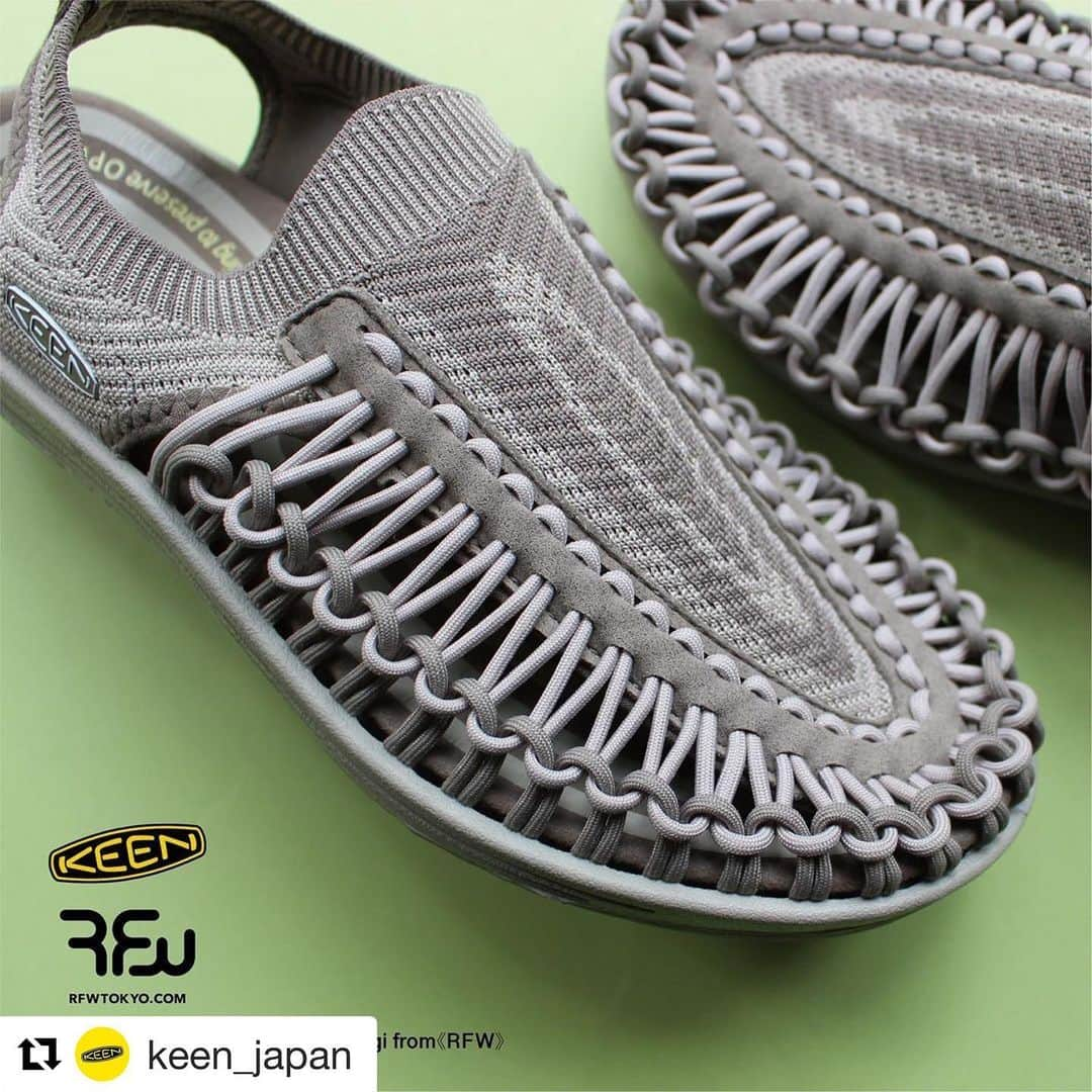 アールエフダブリューさんのインスタグラム写真 - (アールエフダブリューInstagram)「#Repost @keen_japan with @get_repost ・・・ 三者三様の世界観・三者三様のUNEEK EVO🤝 ・ UNEEK EVO（ユニーク エヴォ）は、エンジニアードニットとダイレクトアタッチ製法を採用した次世代のUNEEK。廃棄物を軽減するコードジャンクションアッパーとニット素材、接着剤を低減する製法を採用したエコロジカルプロダクトです🍀 ・ 2021年春夏の新色として、KEENデザインパートナー3名が手掛けた三者三様のUNEEK EVOが登場。モノを選ぶ基準が問われている現在、それぞれのデザイナーが想いを込めて創りあげたプロダクトを是非店頭で体感してください。 ・ Color Direction by Takashi Kanokogi from《@RFWTOKYO》 ・ デザインする時に頭に思い浮かんだのは山の等高線。コードからニットの中心にかけて木型に沿った楕円の線を描くことでフラットなニットの部分に視覚的に立体感を感じました。フットベットにもヒールとトウの湾曲した部分にツートンで配色してます。 ・ 昔から地図を眺めることが好きで、地表の起伏を示す等高線には自由に想像を広げることができて魅力を感じてました。このEVOの魅力は何と言っても足入れの良さとフィッティング。UNEEKシリーズの中でも抜群に快適なので、是非お試しください。 ・ 鹿子木隆（@T_KANOKOGI） ・ #KEEN #UNEEKEVO #NEWKICKS #キーン #ユニークエヴォ #エコロジカル #三者三様の世界観 #逸足」2月26日 19時38分 - rfwtokyo