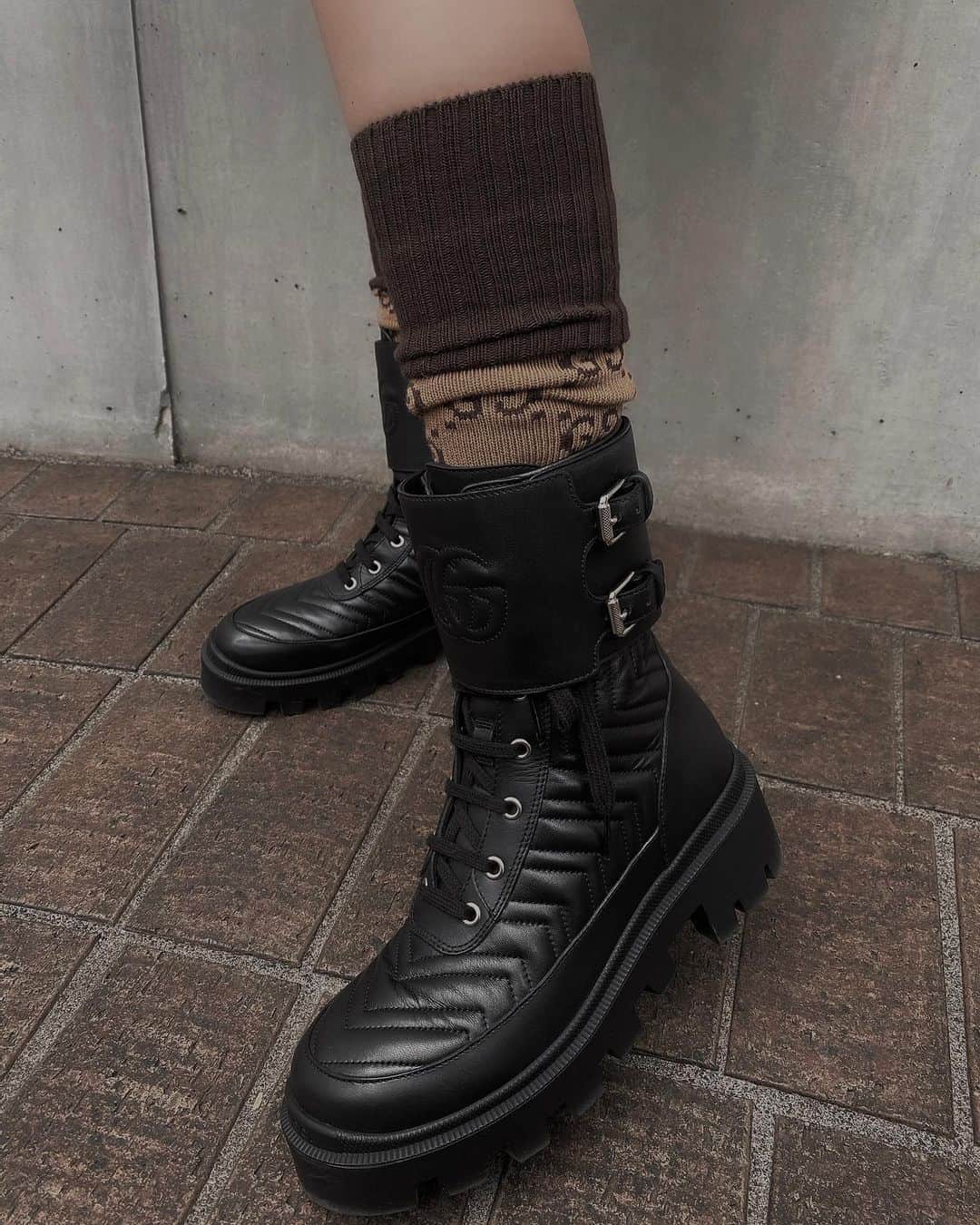 小原優花のインスタグラム：「1番お気に入りのブーツ👢🖤🖤🖤 同じGG柄のソックスはしずかちゃん @mutoshizuka0204 からかなえちゃんと3人お揃いでプレゼントしていただいたものです🧦🥺🤍 合わせると可愛いー♡🤤✨✨  @gucci」