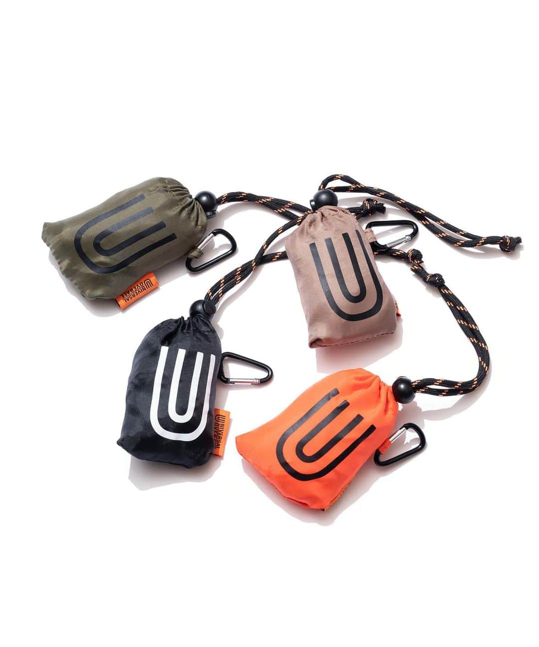 JACK&MARIE / ジャックアンドマリのインスタグラム：「. UNIVERSAL OVERALL  CARABINER ECO BAG  カラビナ付きエコバッグ  付属のカラビナでベルトループに付けたり、バックパックに付けるなど属性に合わせて使いやすい、収納付きのエコバッグです。  #jackandmarie  #universaloverall  #ecobag #pouch #エコバッグ #カラビナ付きポーチ  #ジャックアンドマリー」