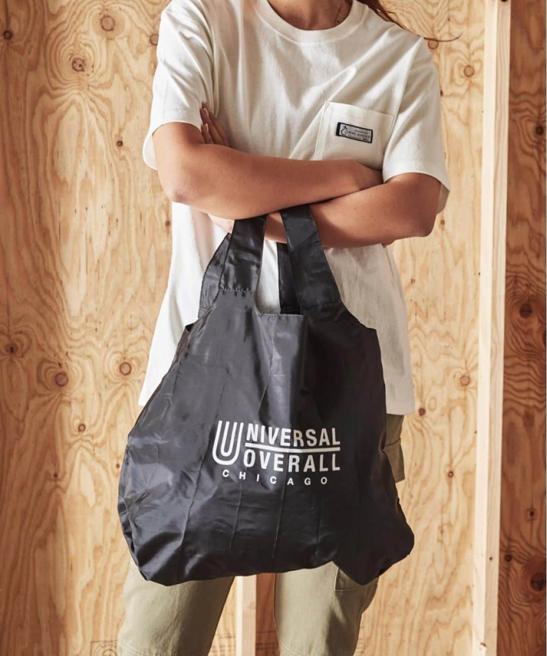 JACK&MARIE / ジャックアンドマリさんのインスタグラム写真 - (JACK&MARIE / ジャックアンドマリInstagram)「. UNIVERSAL OVERALL  CARABINER ECO BAG  カラビナ付きエコバッグ  付属のカラビナでベルトループに付けたり、バックパックに付けるなど属性に合わせて使いやすい、収納付きのエコバッグです。  #jackandmarie  #universaloverall  #ecobag #pouch #エコバッグ #カラビナ付きポーチ  #ジャックアンドマリー」2月26日 19時40分 - jackandmarie_official