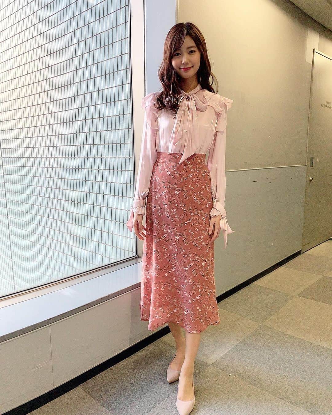 杉浦みずきのインスタグラム：「. ごめんなさい昨日の投稿めっちゃ暗かったから載せ直します🙏  . 最近の衣装💓 1.2枚目  ブラウス　@adelly.tokyo  スカート　@tocco_closet  3枚目  ブラウス、スカート @andemiu_official ・ ・ #衣装　#アナウンサー #TBS #サンデーモーニング」