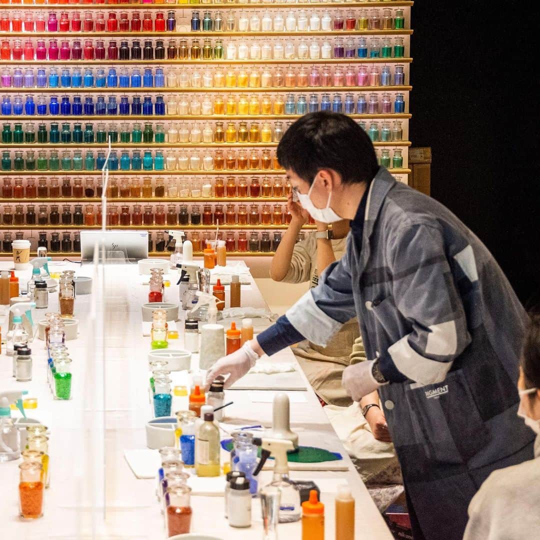 Warehouse TERRADA 寺田倉庫のインスタグラム：「PIGMENT TOKYOワークショップ  感染症拡大防止のため、約1年にわたり休止していたPIGMENT TOKYO施設内でのワークショップ。 先日、現代アートを体感するイベント「ART MARKET TENNOZ（@artmkt_tennoz）」のコンテンツとして、感染症対策を徹底し2日限定で開催されました。 この日を待っていたというリピーターの方や以前から一度参加してみたかったという初参加の方まで、各回ほぼ満席で大盛況となりました。  次回の開催日は決定していないのですが、確定しましたらPIGMENT TOKYO（ @pigment_tokyo ）にてお知らせいたします。  Photo by アンザイミキ & PIGMENT TOKYO」