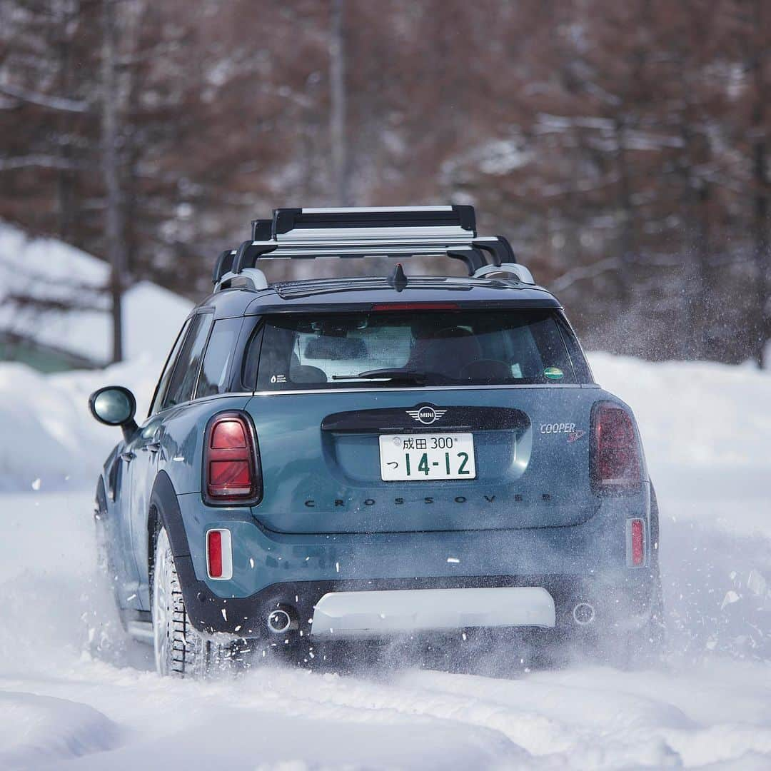 MINI Japanさんのインスタグラム写真 - (MINI JapanInstagram)「⁣ 過酷な雪道や凍える坂道も、行きたい所へど こまでも連れて行ってくれる、The New MINI Crossover.⁣ 心のままにアクセルを踏もう。⁣ ⁣ @taka_brew  ⁣ #MINIJapan #TheNewMINICrossover #この日常に ひらめきを #ALL4」2月26日 19時47分 - mini_japan