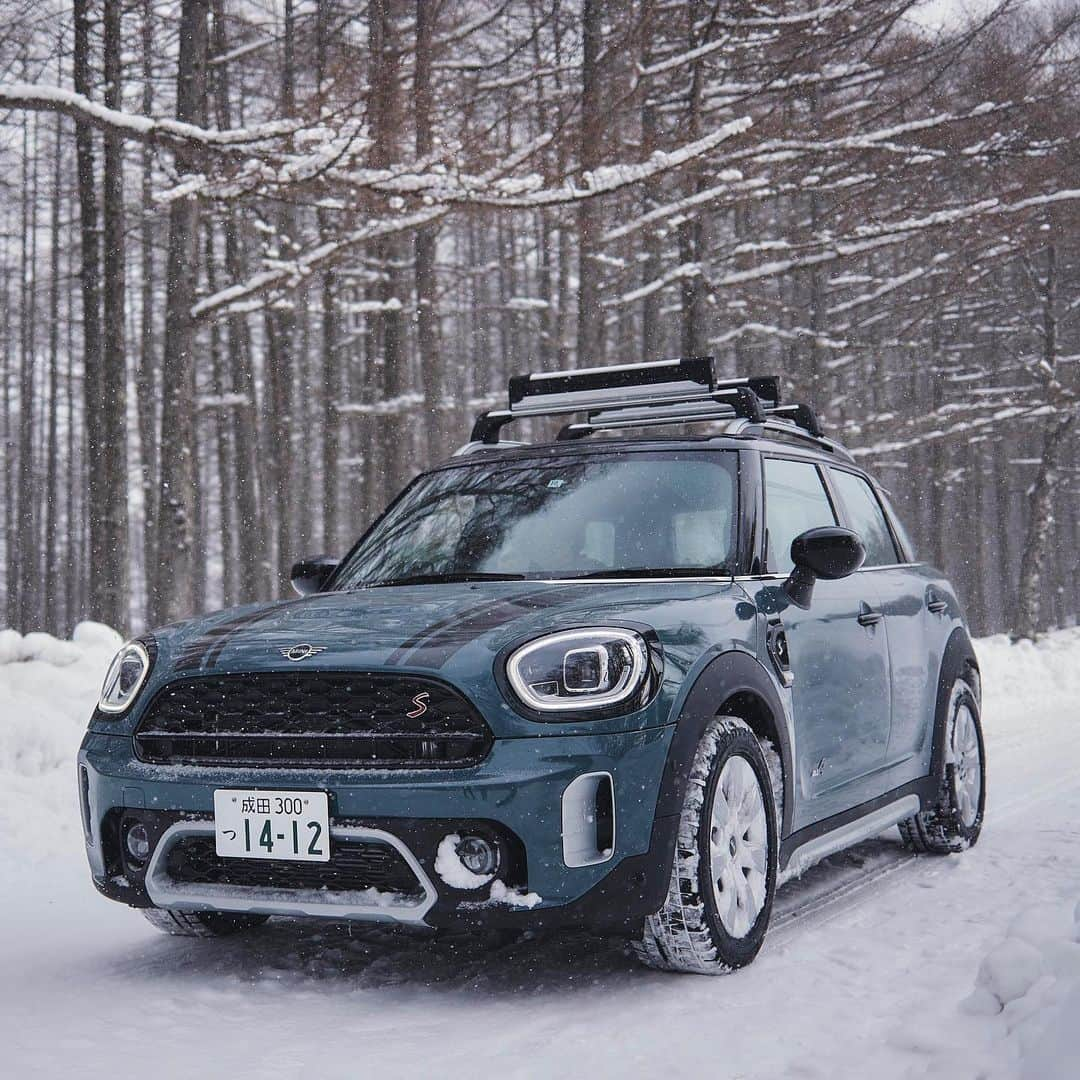 MINI Japanさんのインスタグラム写真 - (MINI JapanInstagram)「⁣ 過酷な雪道や凍える坂道も、行きたい所へど こまでも連れて行ってくれる、The New MINI Crossover.⁣ 心のままにアクセルを踏もう。⁣ ⁣ @taka_brew  ⁣ #MINIJapan #TheNewMINICrossover #この日常に ひらめきを #ALL4」2月26日 19時47分 - mini_japan