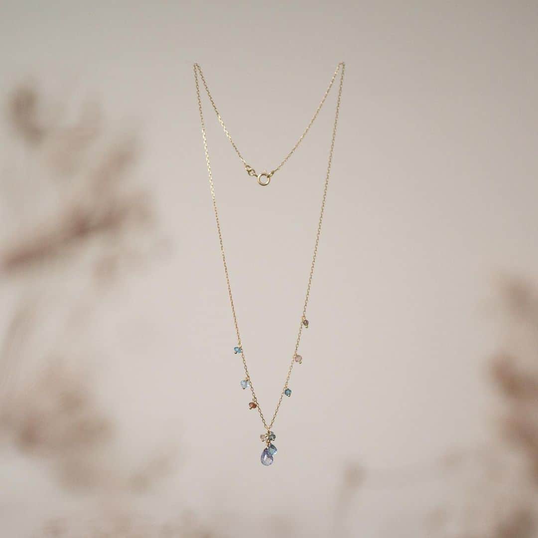 のインスタグラム：「Dreamy pale drops of Topaz and Aquamarine ✨✨✨」