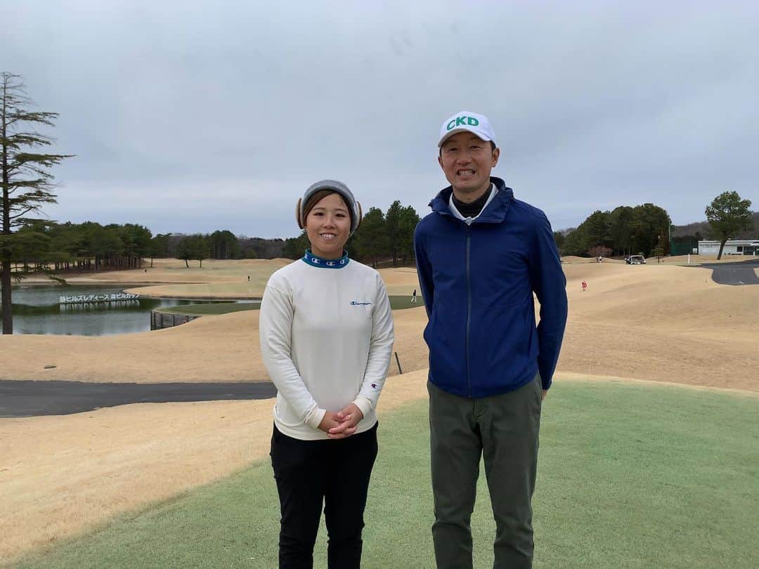 のインスタグラム：「今日はプロキャディの関根さんに18ホール帯同してもらいながら沢山のアドバイスを頂きました！  その日の自分の目標設定で攻め方や、番手が変わってくること、自分のショットのデータ収集など沢山為になることをお話しして頂いて、今までの自分のゲームの作り方の曖昧さに気づくことが出来ました！  このような貴重な経験の場を設けて下さった皆様ありがとうございます！！  誘ってくれた🐥ありがとう！  #耳当て取ればよかった」