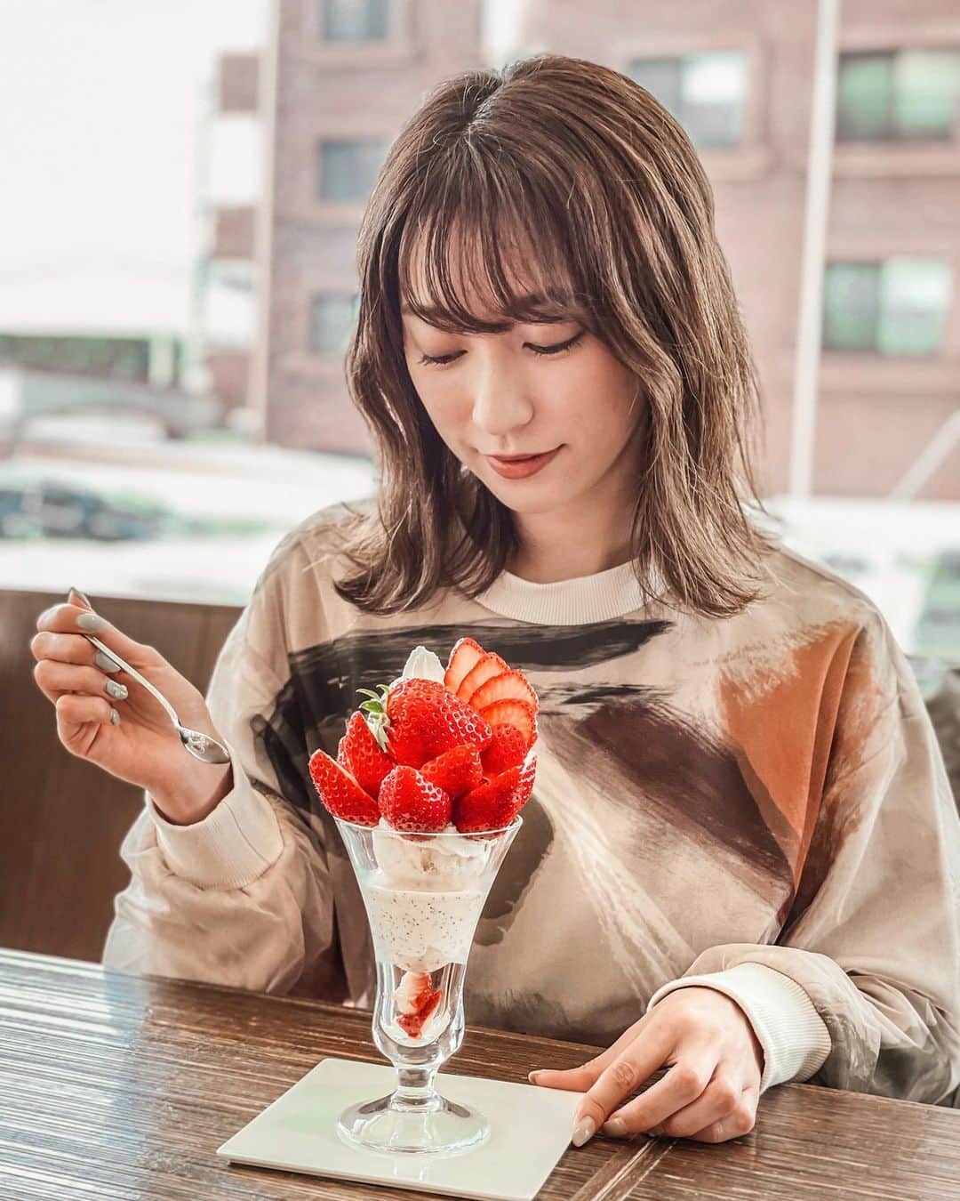 瀬口かなのインスタグラム：「またまたいちごパフェ🍓﻿ ﻿ ﻿ 今、福岡に住んでるので﻿ 気になってた福岡のお店﻿ "PRINCE of the FRUIT"に行ってきました✨﻿ ﻿ ﻿ 熊本県産🍓"肥後こまち"赤苺パフェ﻿ 奈良県産🌸"淡雪"白苺パフェ﻿ ﻿ ﻿ 私は肥後こまちを食べたんだけど﻿ すんごく甘くてまさに食べたかったいちごパフェ…！てかんじで大満足です😭💓﻿ 中にはアールグレイのアイスも🍨 ﻿ 他にもいろんなフルーツパフェがあったのでまた行きたいです〜🍑🍇🍊🍒🥭﻿ ﻿ ﻿ ﻿ #princeofthefruit #プリンスオブザフルーツ #薬院カフェ #いちごパフェ #苺パフェ #薬院 #肥後こまち #白いちご」