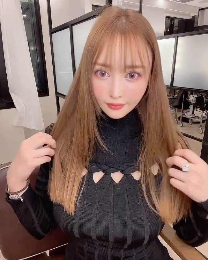 蘭子のインスタグラム：「. 美容院❣️行ったの2週間前だけど🥲 いっつも載せるの遅くてごめんなさい🥲 . 今回も髪質改善トリートメントでサラツヤ&時短で最高😽🍓💕😽🍓💘😽🍓💝 . やみつきすぎる💓 . 📍サロン 【 @rrsalon_ 】 📍担当 【 @rrs_jun 】 . いつもありがとうございます😍❣️ . . . . . #rrsalon#外苑前#ミネコラ#ミネコラトリートメント #ヘアチェンジ#渋谷#ロングヘアアレンジ#表参道 #ヘアアレンジ#カフェ巡り#渋谷カフェ#インクタグラビア#ポートレート女子#表参道カフェ#原宿カフェ#美意識高い人と繋がりたい#美容マニア#美容好きな人と繋がりたい#夕日#夕焼け#夕焼け空#きょコ #今日のコーデ #ワンピースコーデ#ニットワンピース #japanesegirl#haircolor」