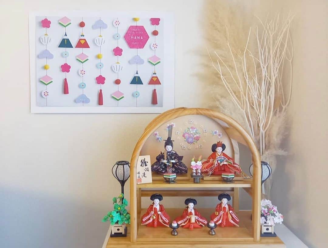 gracocoro Ryoko ONLINE SHOP＜グラこころ＞のインスタグラム：「凛とした空気感の お雛様コーナー💕  pic by @marinatakada さま✨  赤いお着物がとっても素敵な お雛様🎎💕  サイドには パンパスグラスをポイントにした ホワイトでまとめた植物。  雛飾りポスターも shiroを選んでいただいているので 全体的にとってもスッキリ感があって素敵！ その分お雛様も映えますね🥰  @marinatakada さま✨ 白を基調としたセンスあふれる おひなまつりコーナーに飾っていただき ありがとうございます😊❤️  🎎 ひなまつりフォトをご紹介OKの方は #グラこころのひなまつり @gracocoryoko  をつけてpostしていただけると嬉しいです🌸 お写真のこだわりポイントなどもぜひお書きください✨ ＊🔐アカウントの場合はこちらから発見できませんので ご注意ください🙇  一枚、貼るだけ。 おうちが写真館になる。  グラこころオンラインショップは @gracocoryoko  プロフィール欄リンクより  #グラこころのひなまつり #グラこころ #gracocoro #おうち写真館 #ママライフ#ママカメラ #雛祭り#ひな祭り #ひなまつり #桃の節句 #女の子 #娘 #女の子ベビー #女の子baby #女の子ママ #新米ママ #2020年生まれ #2021年生まれ #2018年生まれ #2019年生まれ #初節句 #雛飾り #お雛様 #おひな様 #雛人形 #姉妹ママ #令和3年ベビー #令和元年ベビー #令和2年ベビー #女の子ママ」