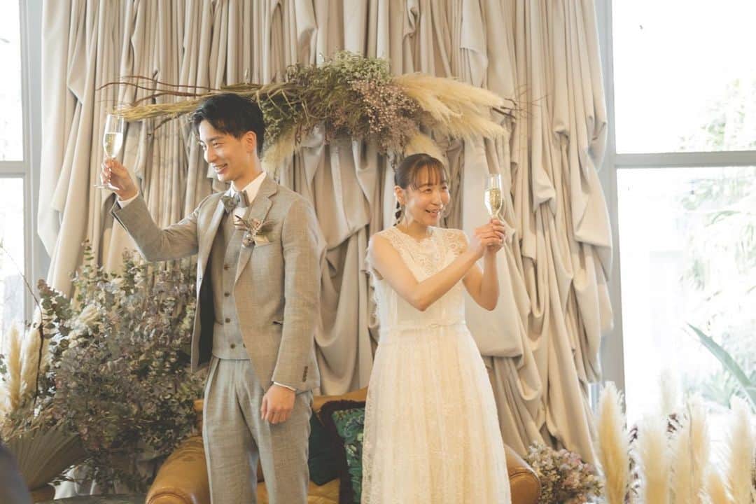 福田瞳さんのインスタグラム写真 - (福田瞳Instagram)「『あんまり深く腕を組まず、ネイル見えるように、浅く組みましょう😊』 『ケーキカットの時はご新婦様の手を、上に添えて、指輪やネイルがみえるようにしましょう😊』  リハーサルで、式場の方から聞いて、なるほど！なるほど！🤔 と。  結婚式が決まったのは、だいぶ前で、約2年くらい前だったと思うけど、結婚式の準備で1番初めにしたことは、#かねこウェディング を見ることと、 ピンタレストで、ウェディングケーキ🎂を見て、どんなのがいいかなーって、思いをはせ、ケーキトッパー（ケーキの上に飾りつける人形てきなやつ）を、Amazonでとりあえず買ったな。笑。  ネイルは、 @ayamiotsu ちゃんに速攻でお願いしました。 どんなイメージ？とか、全然、私わからなくて、本当におまかせで！と、丸投げしちゃったけれど、『シルバーとゴールドどっちがすきですか？』にはじまり、どんどん私の好きな感じにイメージを作ってくれて♡キラキラ✨華やかでかわいいネイルにしていただき嬉しかったです♡🥺 乾杯の時、グラス🥂を持つ自分の手を見て、ネイルがかわいくて、またテンションが上がりました。笑。 花嫁って、本当に頭の先から、爪の先まで、『結婚式』だなぁと改めて思いました。 こんなに、自分を飾ることって 人生で、もう二度とないなーとおもうからこそ、1日の為に頑張るんだろうなぁ🤔 . . 写真を振り返ってみると、 手を意識している自分がわかる！ お行儀よく見えるようにがんばった！笑。 . . . 写真は『お手本バイト』として、お互いの両親に先にやってもらった時の♡照れながらお互いの口にケーキを運ぶ姿が本当可愛かったなぁ😊 photo📸 @asako.hoshi ☺︎ . . . #結婚式#結婚式レポ#花嫁ネイルデザイン #花嫁ヘア」2月26日 19時52分 - fukudahitomi610