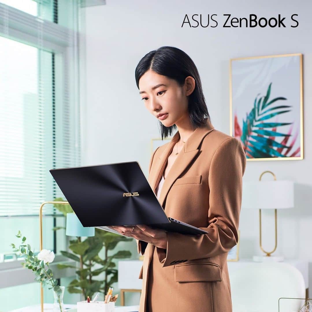 ASUSさんのインスタグラム写真 - (ASUSInstagram)「What is irresistible beauty? Just look at the luxurious Jade Black finish and Red Copper diamond-cut edges on #ZenBook S UX393 to find out. 😉」2月26日 19時55分 - asus