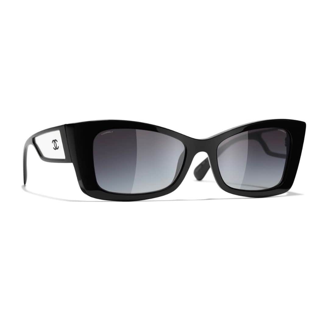 ローラ・ベイリーさんのインスタグラム写真 - (ローラ・ベイリーInstagram)「Portobello Fridays 💛  •STYLE - - >  Sometimes (always) a new pair of shades is a good idea.  A creature of habit, I treat myself to a new pair (a variation on my favourite Chanel black cat-eye..) sunglasses each Spring.  (My style addiction/ uniform).   •WATCH  (Two films I loved this week)   I CARE A LOT ~ a twisted dark comedy starring the brave & brilliant Rosamund Pike as the opposite of a guardian angel.   &  CODA ~ a sweet, almost old-fashioned, Sundance hit starring Emilia Jones (daughter of Aled!) as Ruby Rossi ~ a gifted child who’s talent for singing threatens and potentially transforms the life of her deaf family.. (Snapped up by Apple at Sundance for release later this year).   •READ  I Couldn’t Love You More by Esther Freud   (Published late May) @bloomsburypublishing   A new novel by Esther Freud is always a treat but this is extra-special...cross-generational magical thinking inspired by a true family story.  On motherhood & memory, secrets and lies.   •﻿P.S. BEAUTY SECRET  CHANEL Hydra Protection Essence Mist @chanel.beauty   I keep this in my car, my handbag, my sports kit. My quick fix spring spa-on-the-go.  Spritz bare-faced or to refresh make-up.  It wakes me up, revitalises my skin, lifts my mood...   𝑰𝒏 𝒄𝒐𝒍𝒍𝒂𝒃𝒐𝒓𝒂𝒕𝒊𝒐𝒏 𝒘𝒊𝒕𝒉 @𝑪𝒉𝒂𝒏𝒆𝒍𝑶𝒇𝒇𝒊𝒄𝒊𝒂𝒍 #Ad  #CHANEL」2月26日 19時55分 - laurabaileylondon