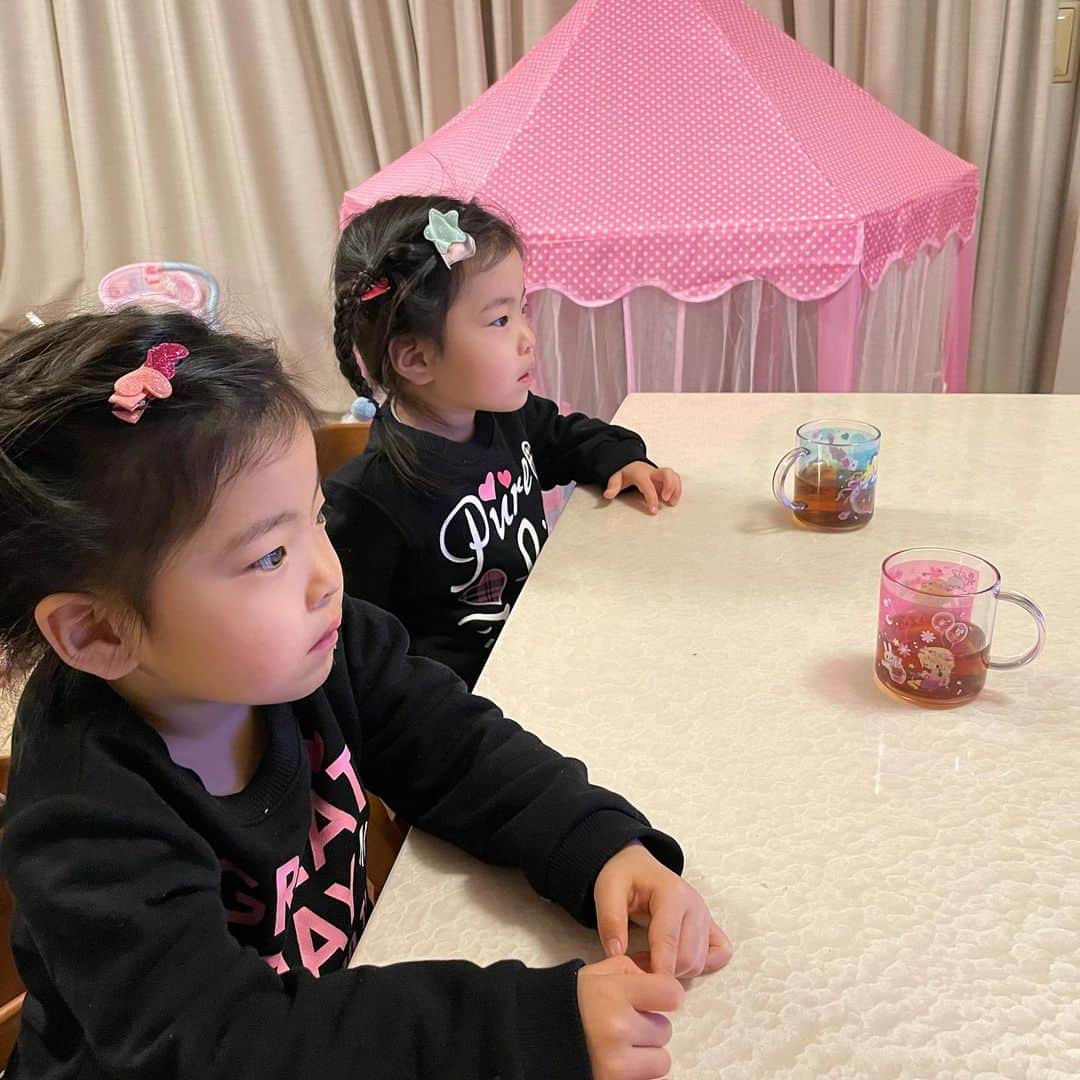 のインスタグラム：「ダフパン作業中断😌 帰って我が家の3歳の双子の娘たちにご飯を食べさせて 食後に『何して遊ぶ？』って聞いたら👧👧『クラブハウス‼️』って⁉️👀えーっ⁉️  どんだけ最先端な3歳⁉️ って思ったら『ミッキーマウス クラブハウス』だった（爆）  #めっちゃ真剣   #ディズニープラスで金曜はワンダビジョンだろがー笑」