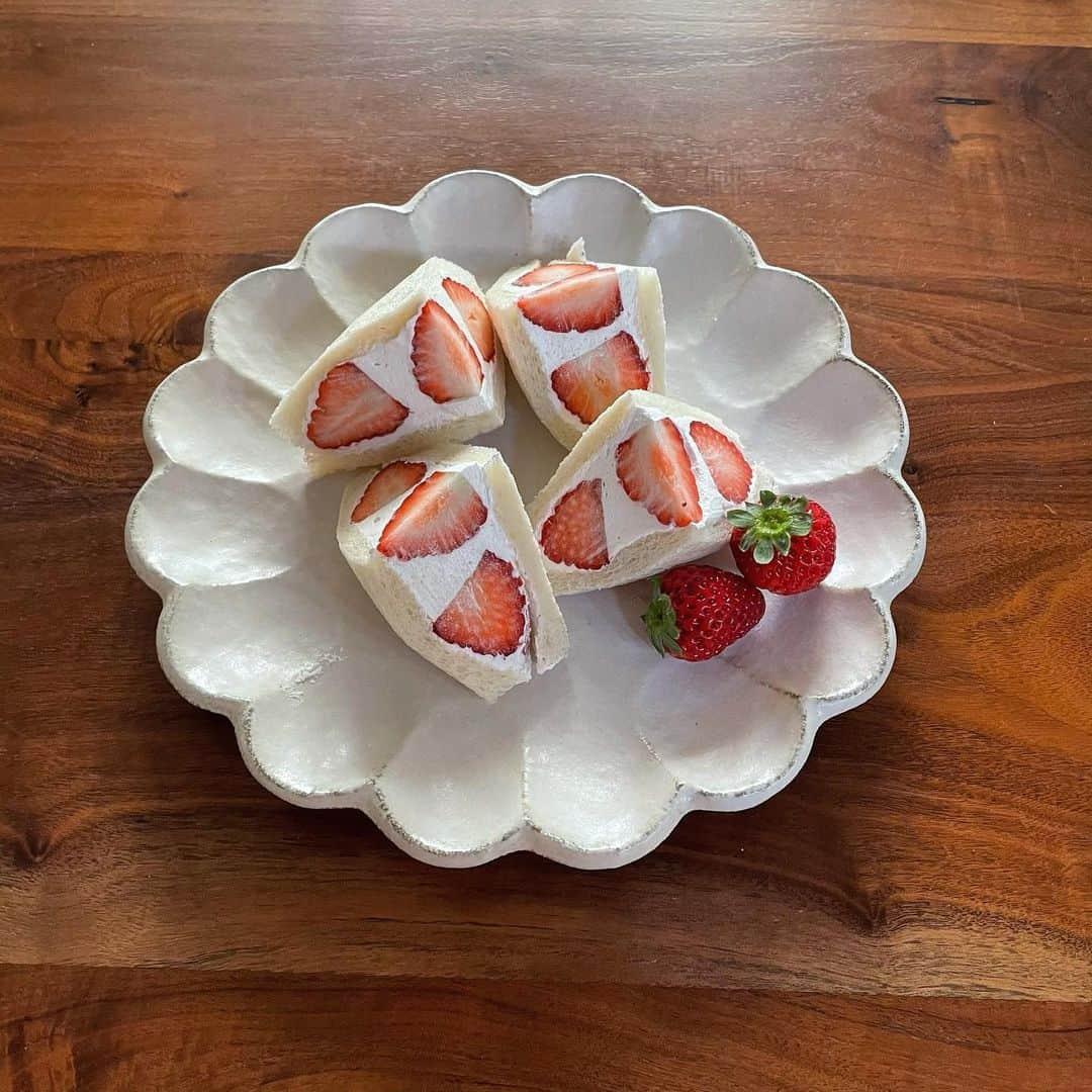 田中美有のインスタグラム：「初めてのいちごサンド作り🍓🍓  最近毎日いちごを食べちゃうくらいハマり中🧐  #おうちカフェ #いちご #いちごスイーツ #いちごサンド #手作りスイーツ」