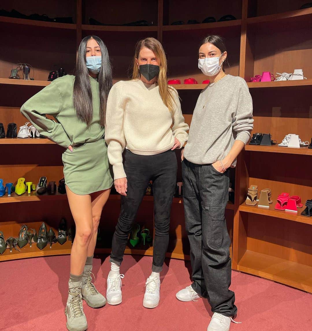 アンナ・デッロ・ルッソのインスタグラム：「Le adoro 💞💞💞 Love both  @gildaambrosio @giorgiatordini chez @the_attico office 👠」