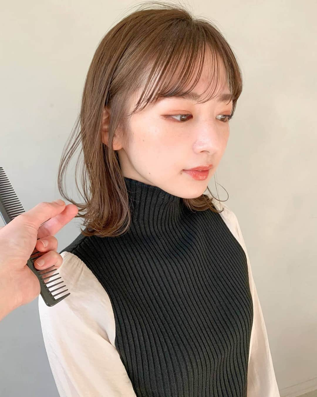 HAIRさんのインスタグラム写真 - (HAIRInstagram)「「ヘアスタイルの80%は前髪で決まる😍」 HAIR掲載スタイリスト：渡邊純平  （ ＠wtnbjnpi ） . -----------------------------------------------------------  Follow me👉🏽 @hair.cm  HAIR webサイトは「HAIR（ヘアー）」で検索！✨  -----------------------------------------------------------  HAIRは、お客様の『なりたいを叶えるスタイリスト』が集まるサイトです。  日々スタイリストの方々の素敵なヘアスタイルを掲載しています。  投稿スナップ数約40万の中から、気に入ったスタイルを見つけませんか？  HAIRを通じてサロンに予約もできますよ！💕  ----------------------------------------------------------- . . #ミディアム #ミディアムヘア #ウルフヘア #レイヤーカット #ウルフカット #前髪 #シースルーバング # #ヘアスタイル #髮型 #髮型屋 #髮型設計 #发型 #短髮 #日系髮型 #女生髮型 #女生短髮 #염색 #헤어 #단발 #bob #복구펌 #짧은머리 #숏컷」2月26日 20時00分 - hair.cm