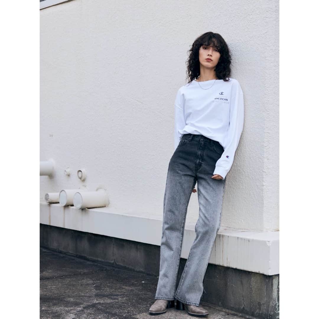 EMODAさんのインスタグラム写真 - (EMODAInstagram)「ㅤㅤㅤ  2021 SPRING/SUMMER PRE ORDER ITEM ＿＿＿＿＿＿＿＿＿＿＿＿＿＿＿＿＿＿＿＿＿＿＿＿ㅤㅤㅤ  ・【EMODA CHAMPION】ROUGH PRINT OVER T/S ￥11,990 tax'in(3月発売予定) ・GRADATION J/W JEANS ￥11,990 tax'in(3月発売予定) ・FLARE HEEL BOOTS ￥12,980 tax'in(発売中)ㅤㅤ  WEB STOREにて、3/2(TUE)23:59まで 予約アイテムPOINT×10倍プレゼント✨ 期間中は送料無料!!ㅤㅤ ＿＿＿＿＿＿＿＿＿＿＿＿＿＿＿＿＿＿＿＿＿＿＿＿ ㅤㅤㅤ  掲載アイテムは 公式WEB STORE RUNWAYchannelにて🛒 発売前商品はWEBにて予約受付中！ プロフィール( @emoda_official )のURLからチェック✔ ㅤㅤㅤ  ㅤㅤㅤ #EMODA #RUNWAYchannel #champion @emoda_snap ㅤㅤㅤㅤ」2月26日 20時00分 - emoda_official
