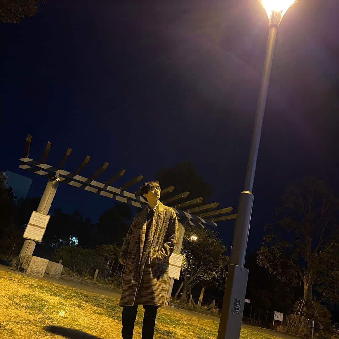 BUDDiiSさんのインスタグラム写真 - (BUDDiiSInstagram)「夜の公園でお話しよ😉  #BUDDiiS #FUMIYA #語ろ #このライトくらい #身長伸ばしたい💡」2月26日 20時00分 - buddiis.official