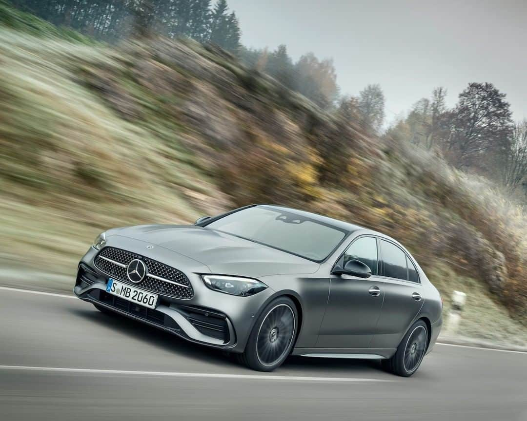 メルセデス・ベンツさんのインスタグラム写真 - (メルセデス・ベンツInstagram)「Setting standards with respect to sustainability. As the first classic model series from Mercedes-Benz, the new C-Class is electrified throughout thanks to plug-in hybrids and mild hybrids with 48-volt technology and integrated starter-generator. Due to a high-efficiency battery system, it achieves an electric range of about 100 kilometres (WLTP) as a plug-in hybrid.  #MercedesBenz #CClass」2月26日 20時00分 - mercedesbenz