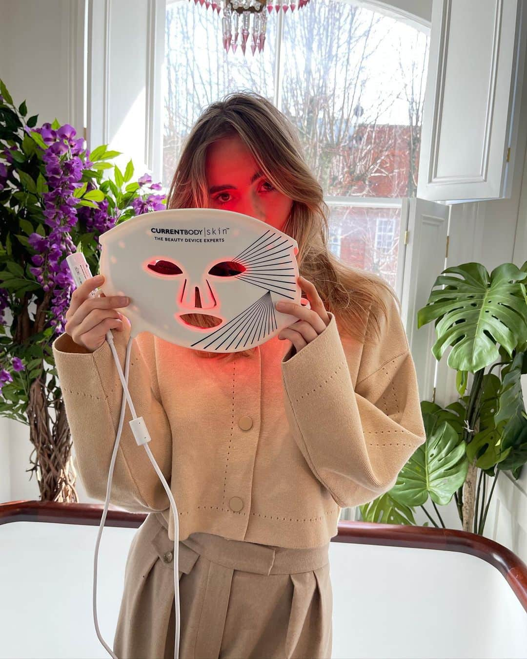 スキ・ウォーターハウスさんのインスタグラム写真 - (スキ・ウォーターハウスInstagram)「I discovered the @currentbody skin LED Light Mask last year and honestly it’s still one of my favourite beauty finds to this day.   With countless hours spent inside and at home, this mask has been key for that extra glow. It’s relaxing, hands-free and still allows me to participate in my daily routine of watching reality TV and laying in bed.   Shop the link in @currentbody’s bio and use my code SUKIMASK to treat yourself to something your skin will really thank you for. 🥳」2月26日 20時00分 - sukiwaterhouse