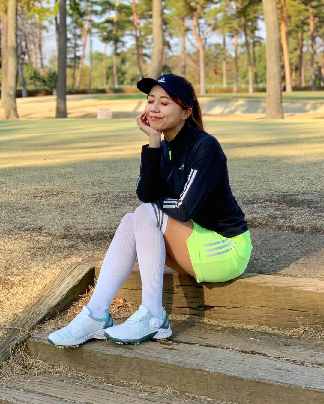 とくさきさんのインスタグラム写真 - (とくさきInstagram)「こんばんは⭐️ . 先日の @adidasgolf の #ZG21 を履いてラウンドした時の⛳️💕 . 久しぶりにスパイク付いたシューズ履いたんだけど、スイングした時のグリップ力がやっぱりいい✨😌 . 見た目がスタイリッシュなシューズって結構あると思うんだけど、機能性の面も優れてるのがadidasのシューズのすごいところだと個人的に思う💕 . 私はグリーンカラーのシューズだけど、ブラックもピンクもあるよ😍 . 今週も1週間お疲れ様でした✨ .  #ゴルフ#ゴルフ女子#golf#golfgirl#golfswing#ゴルフスイング#sports#スポーツ#スポーツ女子#골프#골프여자#尔夫球#高尔夫#ゴルフウェア#golfwear」2月26日 20時03分 - tokusaki_golf