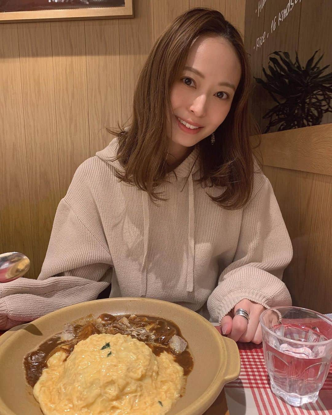 榊本麻衣さんのインスタグラム写真 - (榊本麻衣Instagram)「♡♡  大好きなオムライス🍳!!  メニューにオムライスあると選びがち✨ 惹かれる♡︎ᵎᵎᵎ  美味しかったぁ♥  みんなの好きな カフェメニューは何〜っ🥄？  #カフェ #東京カフェ #都内カフェ巡り #おしゃれカフェ #東京グルメ #笑顔 #オムライス #大好き #ルミネエスト #新宿 #新宿ランチ  #smile #mai___food #cafe #lunch」2月26日 20時15分 - maipipii