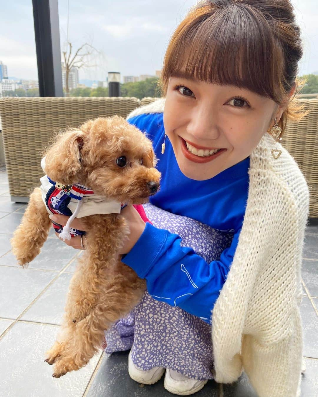 黒田りささんのインスタグラム写真 - (黒田りさInstagram)「🐩 . スタバでお茶していたら、 お散歩にこられている方から "買ってくる間ちょっとだけリード持っててくれませんか？" という癒しのプレゼントが🥺 . 人懐っこくてたまらんかった〜😭💞 . #大濠公園#わんこ#犬のいる暮らし#憧れる #お散歩#福岡さんぽ」2月26日 20時16分 - kurorisa_14