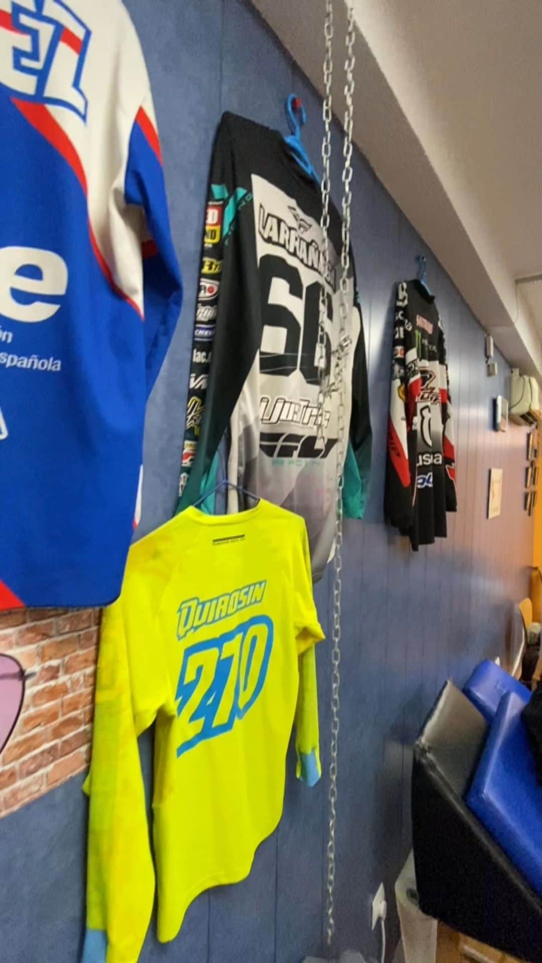 ルーカス・オルドネスのインスタグラム：「Me siento presionado rodeado de tanto motero en el muro de @fisioreydes ! ... @ikerlarranaga66  @oscarquiros66  @alfredogomez89  @alonsolopez_21  @sandragomez.11  @lorenzosantolino  @d.carcaboso  @mariolucas771  @davidbraceras  @arribas12  @josebutron17  @ml.preparadorfisico  @borjitafisiofit」