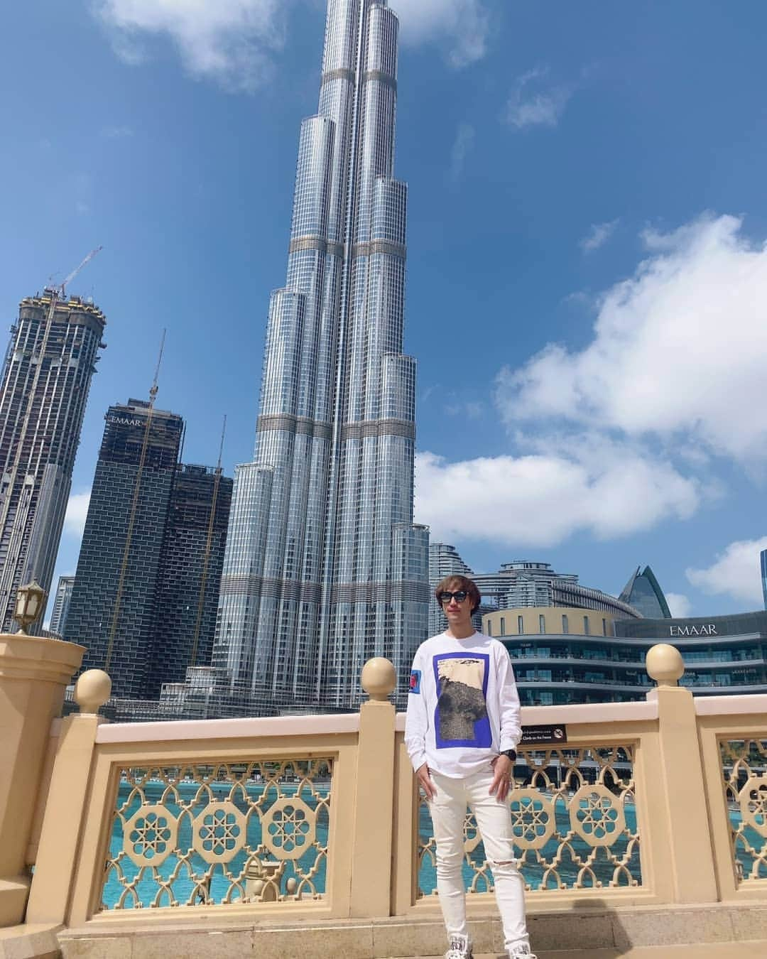 DJ DAIKI（若林大輝）のインスタグラム：「Arrived in Dubaiiiiii✈️ 8年ぶりのドバイ到着‼️ 天気最高！気持ち良い〜 . 気温は25度でカラッとしていて めちゃくちゃ過ごしやすい😊✨ これからビーチへ🏖 . #BurjKhalifa #Dubai #yolo #ドバイ #ブルジュハリファ  #気候最高 #8年ぶりのドバイ」