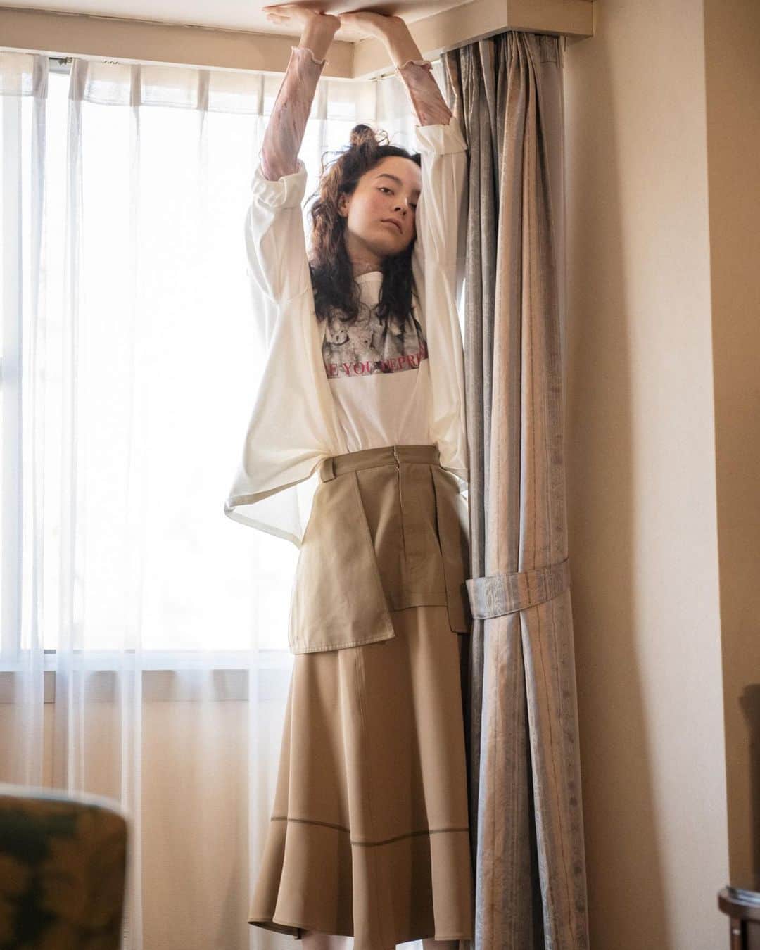 ファーファーのインスタグラム：「【EDIT】 issue.98 My Favorite  -毎日に着たい服-  切替えデザインのスカートは ウエスト周りをすっきり見せるだけでなく、 裾に向かって流れる柔らかなドレープが印象的。  トップスを選ばずに着られるデザインなので、 あえてカジュアルな要素をプラスして。  たっぷりしたロングTシャツにレイヤードした マーブル模様のトップスもキーに。  tops ¥9,000yen+tax tops ¥11,000yen+tax skirt ¥23,000yen+tax  @furfur_official @furfur_official_staff  #FURFUR #ファーファー」