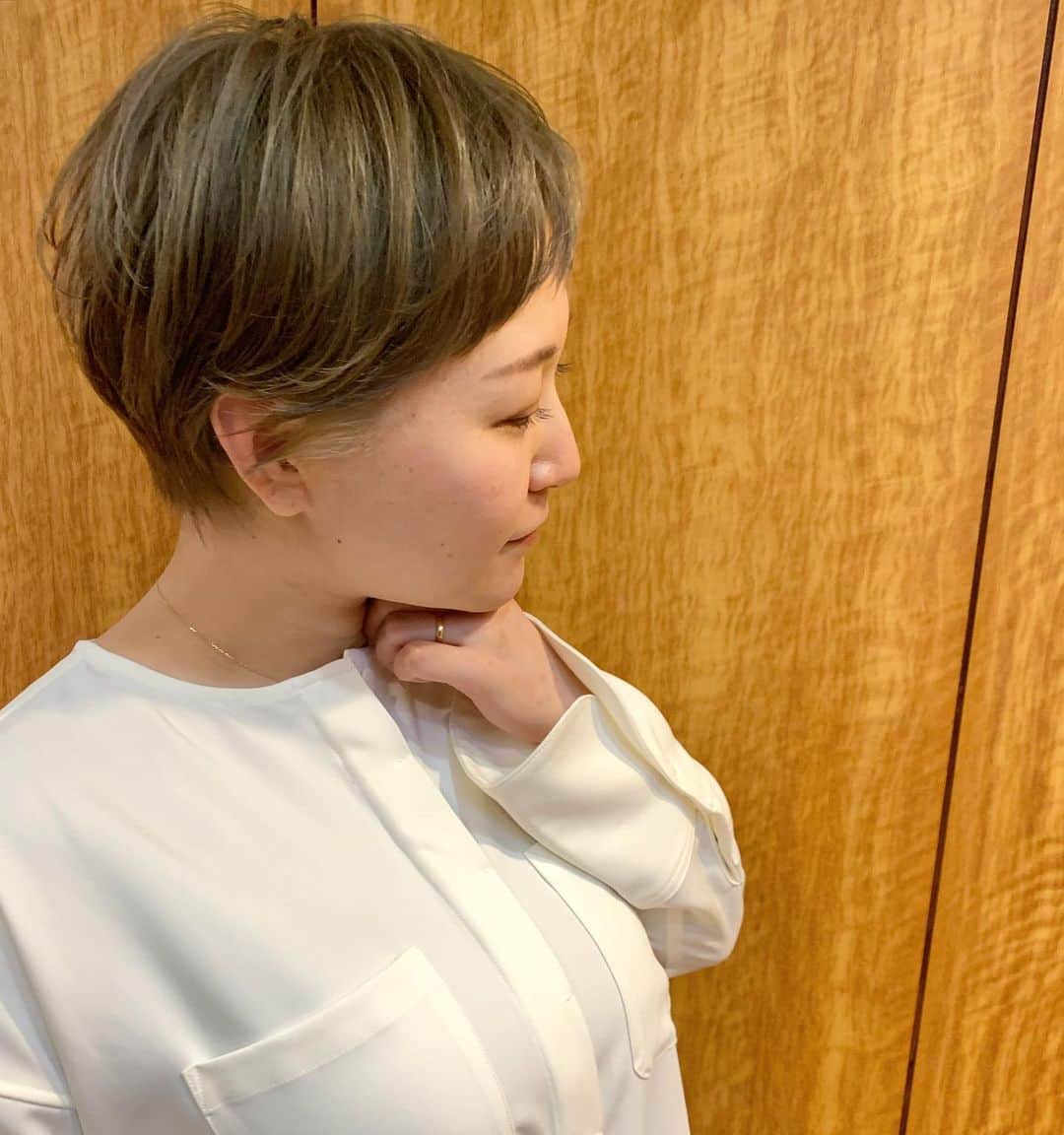 YU-U（工藤由布）のインスタグラム：「はず明るくした〜😉🤍 一回煉獄さんみたくなってから😂 これでオシャレなハイトーンママ🤱になりました👌🏻✨ふふふ🥰 似合う🤍かわいい🤍すき🤍 ・・・ #uアレンジ #ハズバング #ショートヘア #丸みショート」