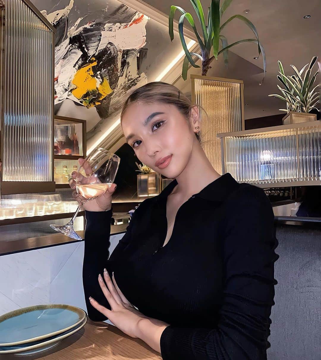 のインスタグラム：「最近ワインが飲めるようになったんだ🤣❤︎  みんな良い週末を💋」