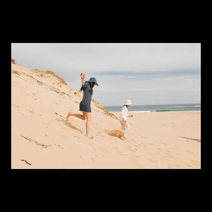 Airbnbのインスタグラム：「Anne couldn’t see her mother or sister for months during lockdown. When they were allowed to travel again, they gathered together for a coastal weekend away at Geanelle's Dune House in Peterborough, Victoria. The family made the most of their backyard beach—from the salty sea breeze to dips in the ocean and the soothing sounds of waves crashing outside their window. This is just one of the millions of trips that take place on Airbnb, made possible by Hosts.」