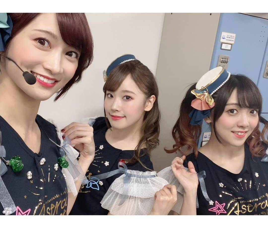 直田姫奈さんのインスタグラム写真 - (直田姫奈Instagram)「Poppin'Party×Morfonica  Friendship LIVE「Astral Harmony」 ありがとうございました！ いろんな想いがありすぎて、なかなか書けませんでした。遅くなりましたが、ぽつぽつひとりごと聞いてください。 . . まずは、ライブ会場に起こしくださった皆さん、ライブビューイングでご覧いただきました皆さん、本当にありがとうございました。 皆さんにとってどんな時間になりましたか？ 楽しい、幸せ、感動、満足…そんな一時になっていれば嬉しい限りです。 . 今回モニカの原点となるPoppin’Partyさんとのライブということで、気合い入りまくりました。きっとシロたちも気合い入りまくりでしょう。 そして、私たち的にはCantabileよりも成長したモニカを届けたいという想いで、アスハモの練習に取り組んできました。 そしてそして、私個人としては、より桐ヶ谷透子をみなさんに。桐ヶ谷透子を横浜アリーナに召喚したい。直田姫奈ではなく桐ヶ谷透子をみなさんの胸に、目に焼き付けてほしいという想いで透子ちゃんと対話しながらやってきました。 そう思ってるからか、LEVEL5-judgelight-ってモニカのギター地味なんだけど、意外とキツいんですよ。 でも目立たないでしょ？あれはルイじゃん！？分かってる。Ayasa無双の曲だって(笑) でも地味に大変なだけで終わりたくないって思っちゃって、、、(笑) あれ？この思考透子？私？どっち？ってなりました😅 だんだん思考も透子ちゃんに侵食されながらパフォーマンスを考えて、あぁなりました。 気持ちいいんだけどね、めちゃくちゃ緊張しました。 というか、アスハモは最後まで緊張してました。最後まで手の震え止まらなくて。まだまだ弱いなぁと、精神と時の部屋に行きたくなりました。 . あと、モニカらしいな〜と思った裏話！ ステージパフォーマンスは基本みんなで話し合いながら決めています。 Nevereverland入れ替わりませんか？ななみにも絡みに行きたいんだよね！と後先考えずとりあえず提案するわたし。 いいよ〜☺️と何でも受け入れてくれるおゆちゃん。 演奏面も考慮して具体的にしていってくれるAyasaさん。 後ろから見てるとすごいかっこよかったよ！ここ、こうしたらもっとカッコイイかも！とパフォーマンス全体を見てくれるmikaさん。 うんうん！わぁ〜✨と聞いてくれて、本番ビシッとキメてくれるあまねちゃん。 リアルモニカじゃーん！と思いましたね。素敵なメンバーです。 . . モニカのことはここまでにして、Poppin’Partyさんって本当にすごいよね。 私たちは3回目のライブ。やってみて痛感したことが、ライブを重ねる毎に超えていく壁が高くなること。それを突破するのが難しいこと。 それをやり続けて、今年で7年目のPoppin’Partyさん。どうしたらああなれるんだろう…なれるのだろうか。ライブ直後愛美さんに、ほんとすごいですね…まじ尊敬します…ってガチトーンで喋りにいくほど痛感したんです。 Morfonica Special Live 「Andante」、「BanG Dream! 9th☆LIVE」『Mythology』 RAISE A SUILEN×Morfonica、2つの舞台が私たちを待っています。 この壁、どう乗り越えようか…。 まだ今は分からないけど、必ず壁を超えていくので、そんなMorfonicaの姿を見届けてほしいなと思います。 . . 長い…ほんとに長すぎる文章になりましたが、書き足りないレベルです。 いろいろ喋りましたが、めちゃくちゃ楽しかったです！ 意外とみなさんの顔見えるんですよ。 手振ってくれたり、頭も振ってくれたり、みなさんがいてアスハモは完成しました。 本当にありがとうございます！ いつか、絶対みなさんの声を聴きたい。その日まで、、、 みなさん、元気に過ごして、そして元気な声を聞かせに、会いに来てください。 これからもよろしくお願いします！ . . Morfonica Gt.桐ヶ谷透子役 直田姫奈   #バンドリ #ガルパ #アスハモ」2月26日 20時24分 - hinahinyan_official