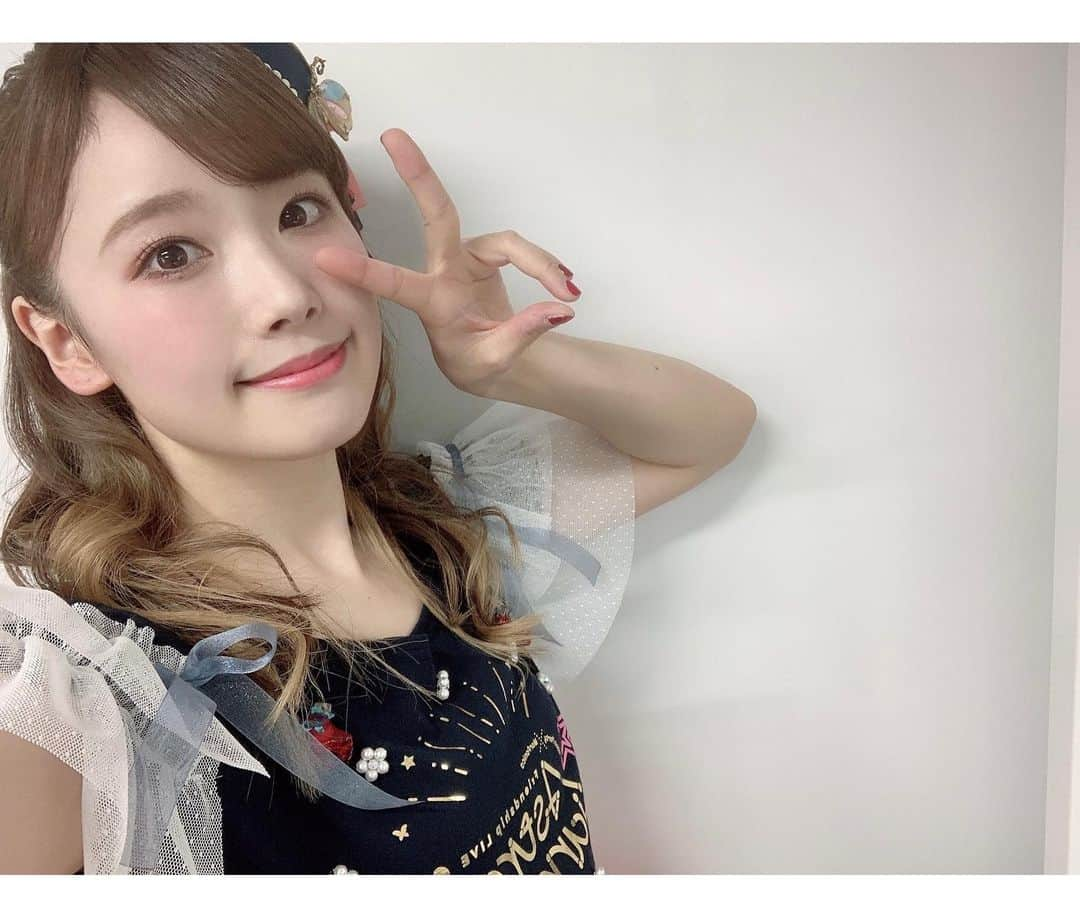 直田姫奈さんのインスタグラム写真 - (直田姫奈Instagram)「Poppin'Party×Morfonica  Friendship LIVE「Astral Harmony」 ありがとうございました！ いろんな想いがありすぎて、なかなか書けませんでした。遅くなりましたが、ぽつぽつひとりごと聞いてください。 . . まずは、ライブ会場に起こしくださった皆さん、ライブビューイングでご覧いただきました皆さん、本当にありがとうございました。 皆さんにとってどんな時間になりましたか？ 楽しい、幸せ、感動、満足…そんな一時になっていれば嬉しい限りです。 . 今回モニカの原点となるPoppin’Partyさんとのライブということで、気合い入りまくりました。きっとシロたちも気合い入りまくりでしょう。 そして、私たち的にはCantabileよりも成長したモニカを届けたいという想いで、アスハモの練習に取り組んできました。 そしてそして、私個人としては、より桐ヶ谷透子をみなさんに。桐ヶ谷透子を横浜アリーナに召喚したい。直田姫奈ではなく桐ヶ谷透子をみなさんの胸に、目に焼き付けてほしいという想いで透子ちゃんと対話しながらやってきました。 そう思ってるからか、LEVEL5-judgelight-ってモニカのギター地味なんだけど、意外とキツいんですよ。 でも目立たないでしょ？あれはルイじゃん！？分かってる。Ayasa無双の曲だって(笑) でも地味に大変なだけで終わりたくないって思っちゃって、、、(笑) あれ？この思考透子？私？どっち？ってなりました😅 だんだん思考も透子ちゃんに侵食されながらパフォーマンスを考えて、あぁなりました。 気持ちいいんだけどね、めちゃくちゃ緊張しました。 というか、アスハモは最後まで緊張してました。最後まで手の震え止まらなくて。まだまだ弱いなぁと、精神と時の部屋に行きたくなりました。 . あと、モニカらしいな〜と思った裏話！ ステージパフォーマンスは基本みんなで話し合いながら決めています。 Nevereverland入れ替わりませんか？ななみにも絡みに行きたいんだよね！と後先考えずとりあえず提案するわたし。 いいよ〜☺️と何でも受け入れてくれるおゆちゃん。 演奏面も考慮して具体的にしていってくれるAyasaさん。 後ろから見てるとすごいかっこよかったよ！ここ、こうしたらもっとカッコイイかも！とパフォーマンス全体を見てくれるmikaさん。 うんうん！わぁ〜✨と聞いてくれて、本番ビシッとキメてくれるあまねちゃん。 リアルモニカじゃーん！と思いましたね。素敵なメンバーです。 . . モニカのことはここまでにして、Poppin’Partyさんって本当にすごいよね。 私たちは3回目のライブ。やってみて痛感したことが、ライブを重ねる毎に超えていく壁が高くなること。それを突破するのが難しいこと。 それをやり続けて、今年で7年目のPoppin’Partyさん。どうしたらああなれるんだろう…なれるのだろうか。ライブ直後愛美さんに、ほんとすごいですね…まじ尊敬します…ってガチトーンで喋りにいくほど痛感したんです。 Morfonica Special Live 「Andante」、「BanG Dream! 9th☆LIVE」『Mythology』 RAISE A SUILEN×Morfonica、2つの舞台が私たちを待っています。 この壁、どう乗り越えようか…。 まだ今は分からないけど、必ず壁を超えていくので、そんなMorfonicaの姿を見届けてほしいなと思います。 . . 長い…ほんとに長すぎる文章になりましたが、書き足りないレベルです。 いろいろ喋りましたが、めちゃくちゃ楽しかったです！ 意外とみなさんの顔見えるんですよ。 手振ってくれたり、頭も振ってくれたり、みなさんがいてアスハモは完成しました。 本当にありがとうございます！ いつか、絶対みなさんの声を聴きたい。その日まで、、、 みなさん、元気に過ごして、そして元気な声を聞かせに、会いに来てください。 これからもよろしくお願いします！ . . Morfonica Gt.桐ヶ谷透子役 直田姫奈   #バンドリ #ガルパ #アスハモ」2月26日 20時24分 - hinahinyan_official