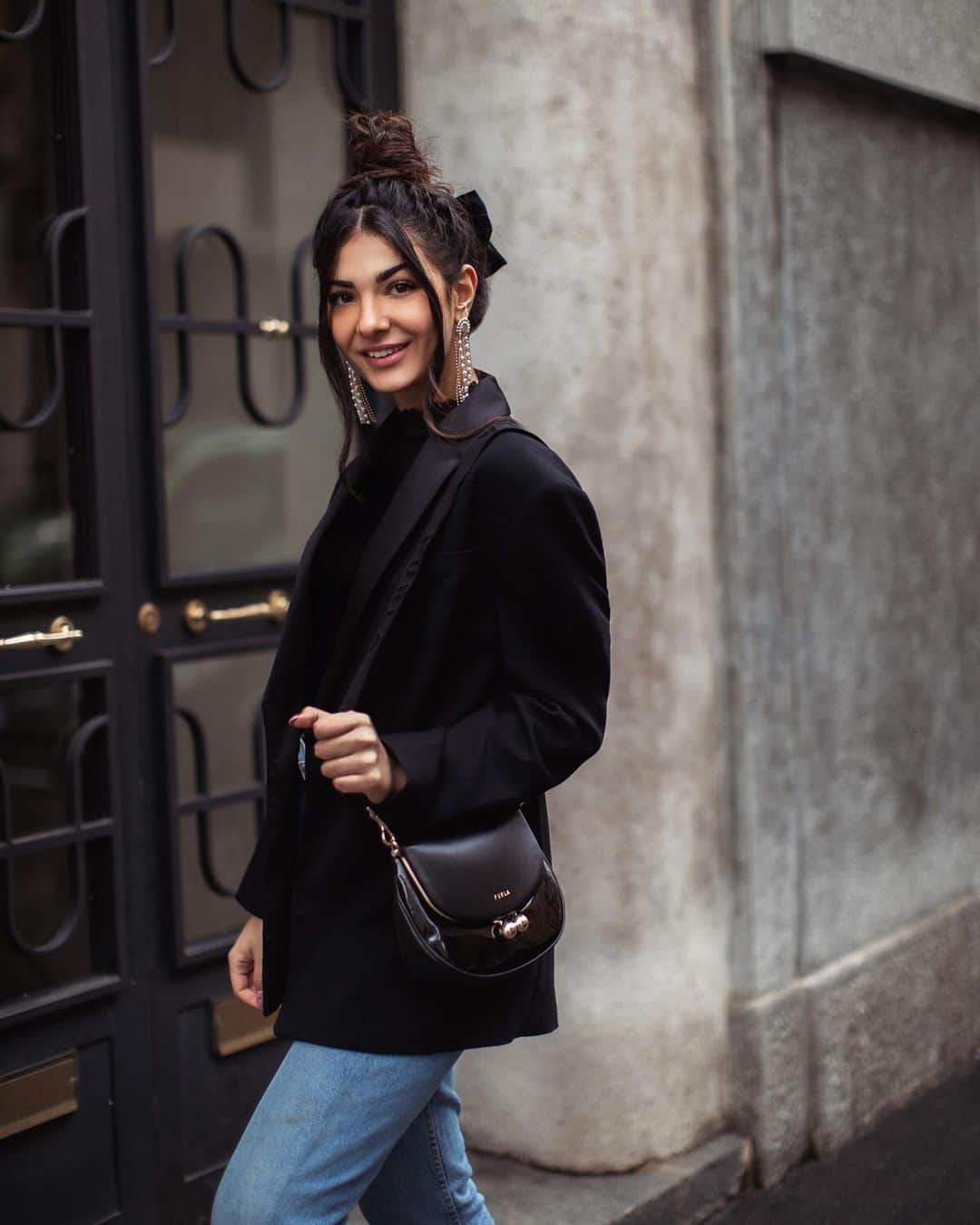 フルラのインスタグラム：「@la_mainoo brings the catwalk vibe to the streets of Milan, with the new Furla Portagioia. Get one for yourself. See-now-buy-now today. #furlaillusions #thefurlasociety #furlafeeling #newcollection #furla #accessories #fashion #milanfashionweek」