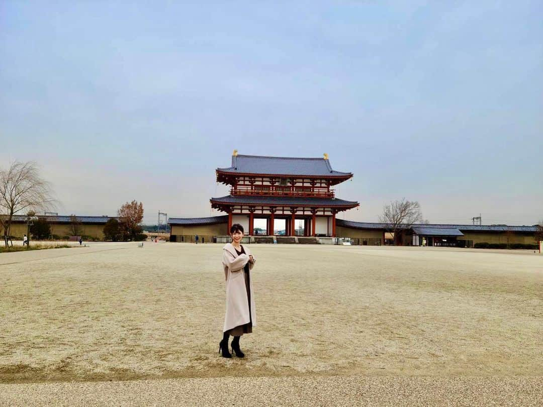 IKUMIさんのインスタグラム写真 - (IKUMIInstagram)「🏯 ここはどこでしょう🤗？  正解は、、、  平城京朱雀門でした🙆‍♀️  超広大な公園の中に朱雀門の復元があるの🙄 これ本物の10分の1の大きさらしい😀  700年代に建てられたってすごすぎん？？ 興奮してよく分からんけど写真撮ってみた💐  奈良のおすすめスポットだよ💖  #奈良観光　#奈良旅行　#関西旅行　#関西観光　#平城京 #朱雀門　#日本史 #歴史 #歴史的建造物 #神社巡り #寺社仏閣巡り #京都旅行　#京都観光　#国内旅行　#japanesehistory #nara #osaka #japantrip #奈良公園　#春日大社 #フリーモデル　#関西モデル　#モデル　#model #高身長女子　#diana #旅行好きな人と繋がりたい #旅行好き女子 #女子旅　#国内旅行好き」2月26日 20時24分 - miiiino3o