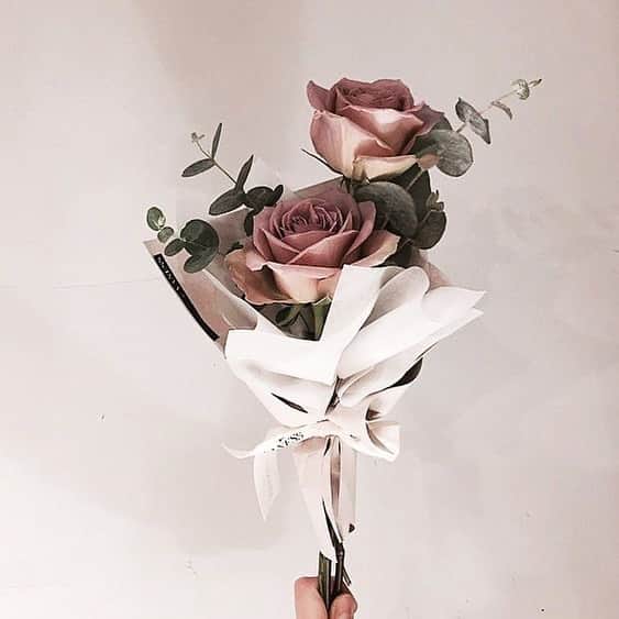 川原あやかのインスタグラム：「Thank you.. 頂いたお花がかわいすぎて💐 サプライズって準備する時色々考えるから その姿を思い浮かべるだけで嬉しい。。 ありがとうございます！ . 撮影お疲れ様でした👼✨ . #flowers #thankyou #present#surprise」