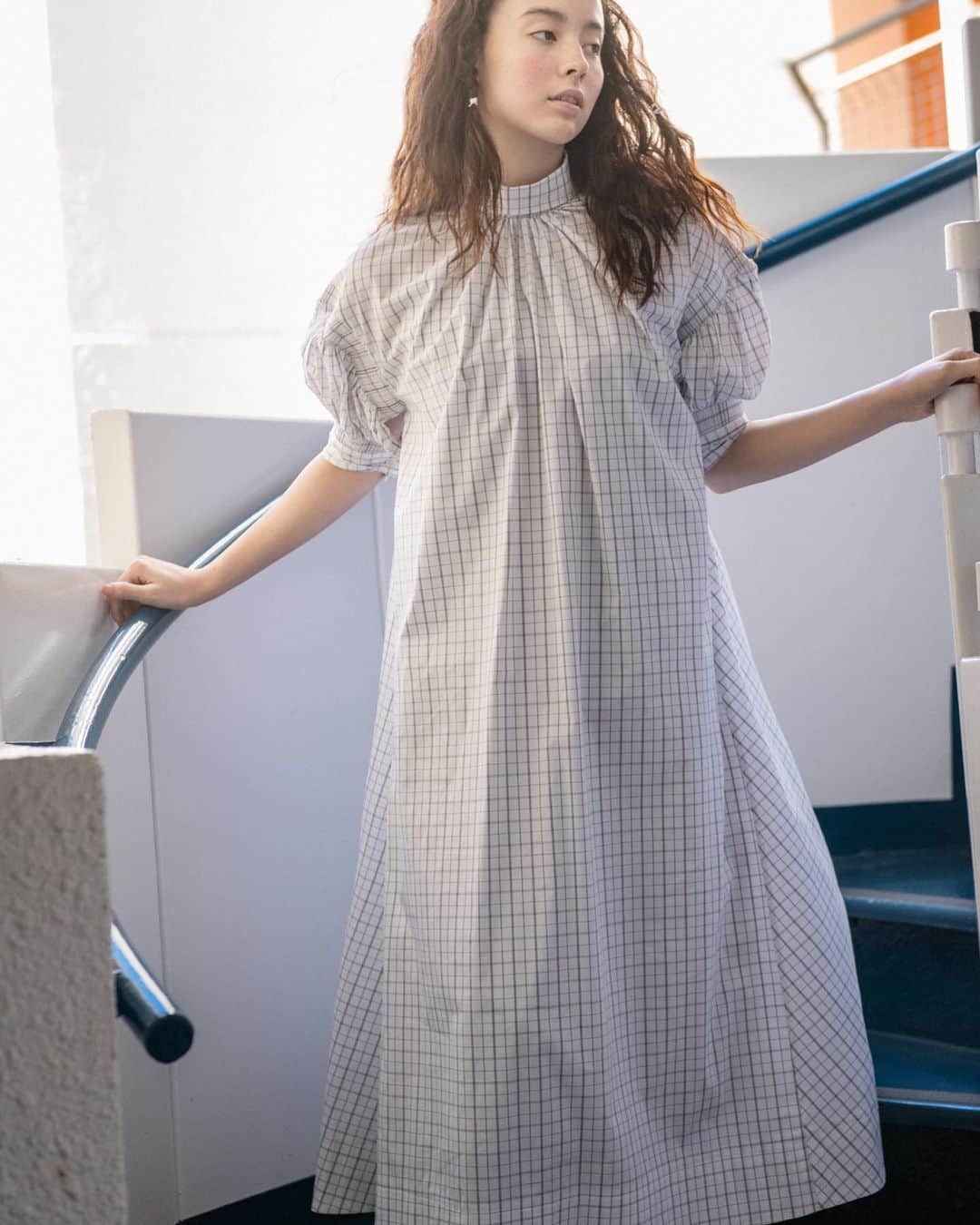 ファーファーのインスタグラム：「【EDIT】 issue.98 My Favorite  -毎日に着たい服-  ハリ感のある高密度なシャツ素材のワンピース。 ピンタックがポイントを利かせるパフスリーブや、 たっぷりのフレア分量が女性らしいシルエットになっています。  バックスタイルは、ちらりと肌を見せつつも、トレンチコートのようなタックディティールで上品に。  dress ¥23,000＋tax  @furfur_official @furfur_official_staff  #FURFUR #ファーファー」