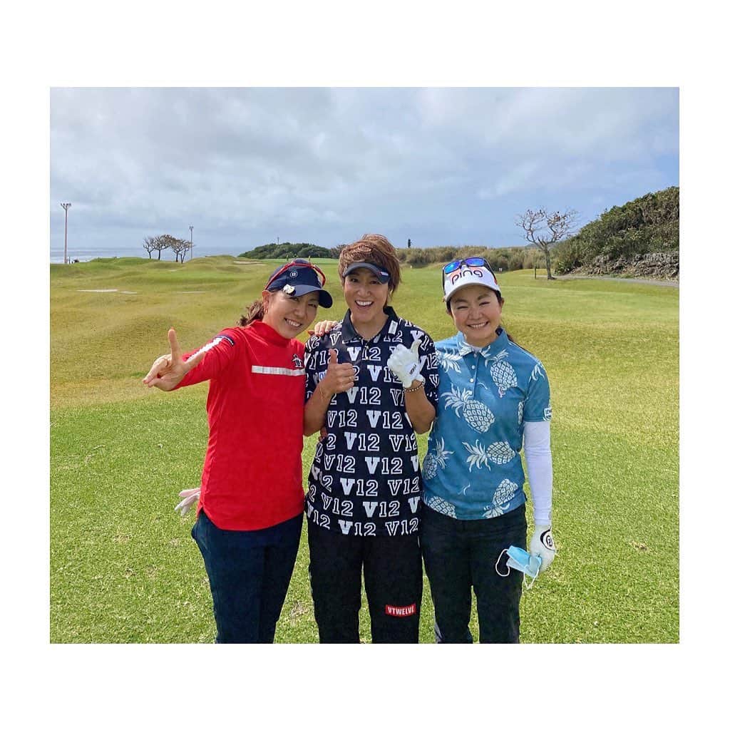 宮里美香さんのインスタグラム写真 - (宮里美香Instagram)「*** 今日のゴルフ楽しかったー！！ . チーム戦で、私とあーこが勝利🥳 竜二さん、彩子さん、あーこ🧡 楽しい時間をありがとうございました☺️✨ . 途中の土砂降りにはビビった🤣笑 . . #golf #okinawa #privategolf #enjoyed #ゴルフ #楽しすぎた  #チーム戦 #勝ちました  #途中の #土砂降り #ヤバかった  #開幕まで #あと6日」2月26日 20時19分 - mikamiyazato_official