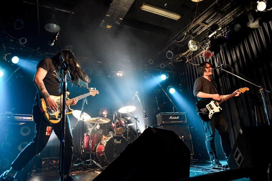 のインスタグラム：「strange world's end / 2021.2.25 新宿WildSideTokyo﻿ ﻿ photo by#セオサユミ﻿ ﻿ #strangeworldsend #ストレンジワールズエンド #飯田カヅキ #kazukiiida #平マサト #masatotaira #フルカワリュウイチ #ryuichifurukawa #band #バンド #新宿wildsidetokyo #新宿 #live #livephoto #ライブ #ライブ写真 #livehouse #ライヴハウス」