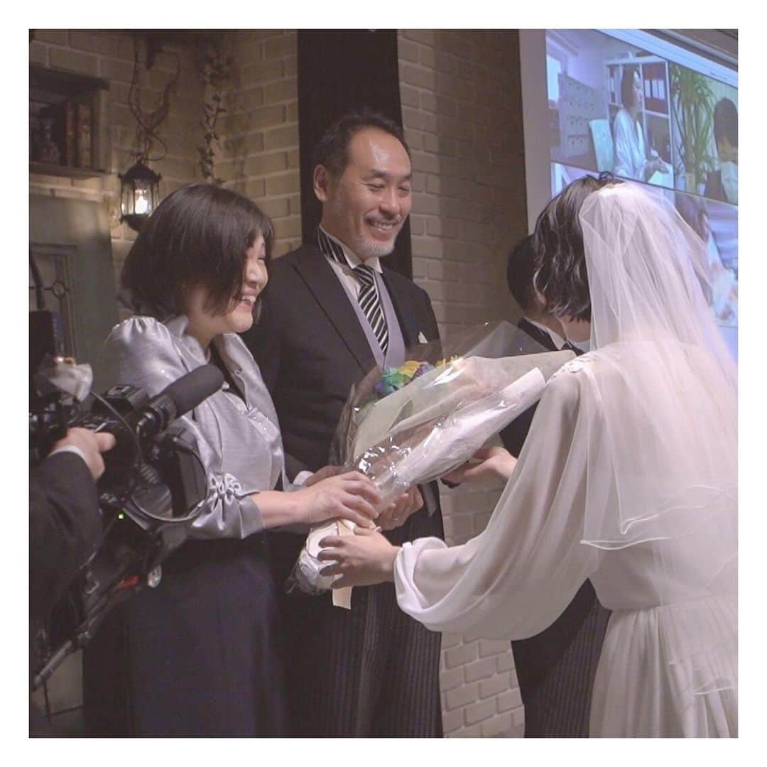 NEO FLAG.〜未来へ繋げる、繋がるＷedding〜のインスタグラム：「* "Over the Raibow-虹の彼方-"  オンラインウェディング"NEO FEVE"  親御様への記念品贈呈 そしてお手紙朗読  普段は言えない 「育ててくれてありがとう」 「大好きだよ」 「これからもずっとよろしくね 」 そんな想いを伝える時間  大切な仲間に見守られて届けた想いは きっとお二人も そして親御様にとっても 大切で愛しいものとなるはずです🕊  #neoflag #ネオフラッグ #ウェディングプロデュース #オリジナルウェディング #コンセプトウェディング #セミオーダーウェディング #オンライン結婚式 #オンラインウェディング #リモートウェディング #NEOFEVE #記念品贈呈 #花嫁の手紙」