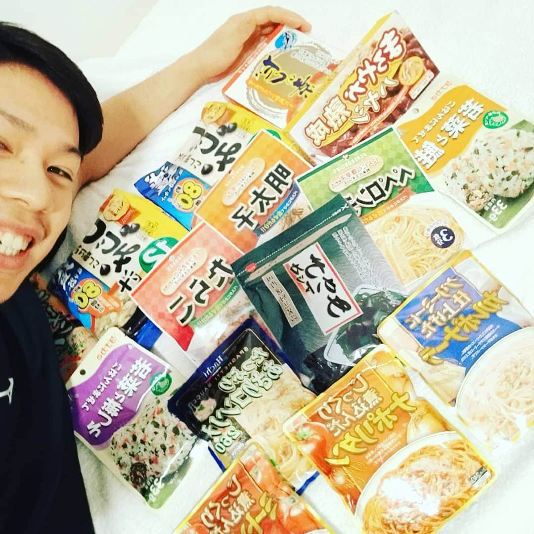 井手智さんのインスタグラム写真 - (井手智Instagram)「ついに。ついに。手に入れたぜー😂😂 ここまで長かったなーー😭😭  届いた。と思えば連絡もなく日本に送り返されたのが、2 ヶ月前。それから右往左往し色んなコネクションを使いに使い。 遂に遂に僕の元に来てくれました。日本では当たり前のように手に入る物がどれだけ貴重か😭😭【ハヤシライス、出汁、インスタント味噌汁くらいはこっちにもあります。】だけど異常に高い。  泣ける。まぢで泣ける。笑  ここまでひたすらほぼ毎日こっちの食事に染まってきましたが、ここからはJapanese time入ります。🤣🤣😍😍  ご協力いただいた皆様ほんとにありがとうございます😭😭😭  #めっちゃ苦労したけど #いいタイミングで来たような気もする #実はハヤシライス大好き #これがあるだけでニコニコ #大事な試合前に全てが揃った #完全に整った #後は勝つだけ #やれる気しかしない💪💪💪」2月26日 20時23分 - satoshi________________