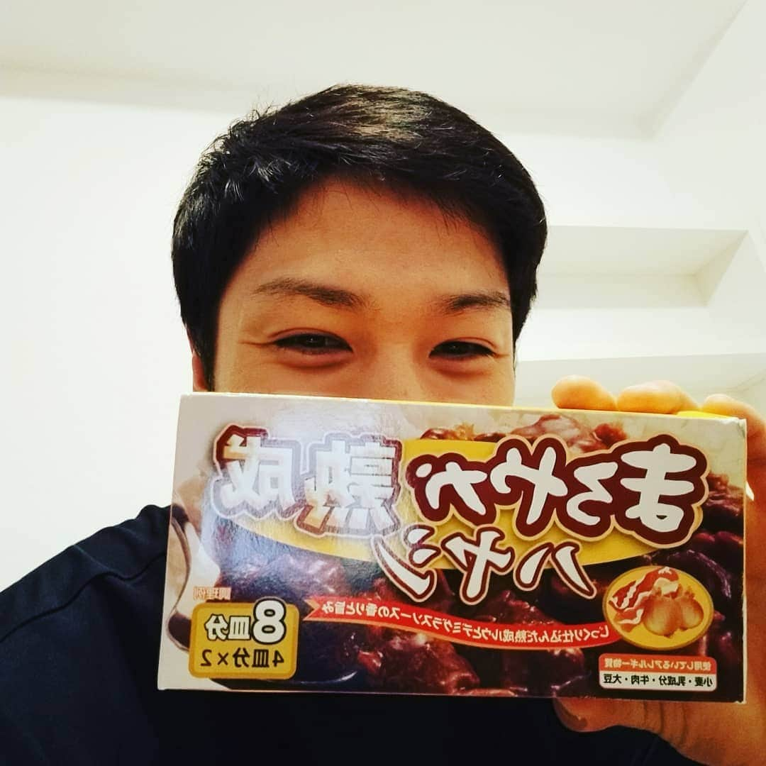 井手智のインスタグラム：「ついに。ついに。手に入れたぜー😂😂 ここまで長かったなーー😭😭  届いた。と思えば連絡もなく日本に送り返されたのが、2 ヶ月前。それから右往左往し色んなコネクションを使いに使い。 遂に遂に僕の元に来てくれました。日本では当たり前のように手に入る物がどれだけ貴重か😭😭【ハヤシライス、出汁、インスタント味噌汁くらいはこっちにもあります。】だけど異常に高い。  泣ける。まぢで泣ける。笑  ここまでひたすらほぼ毎日こっちの食事に染まってきましたが、ここからはJapanese time入ります。🤣🤣😍😍  ご協力いただいた皆様ほんとにありがとうございます😭😭😭  #めっちゃ苦労したけど #いいタイミングで来たような気もする #実はハヤシライス大好き #これがあるだけでニコニコ #大事な試合前に全てが揃った #完全に整った #後は勝つだけ #やれる気しかしない💪💪💪」