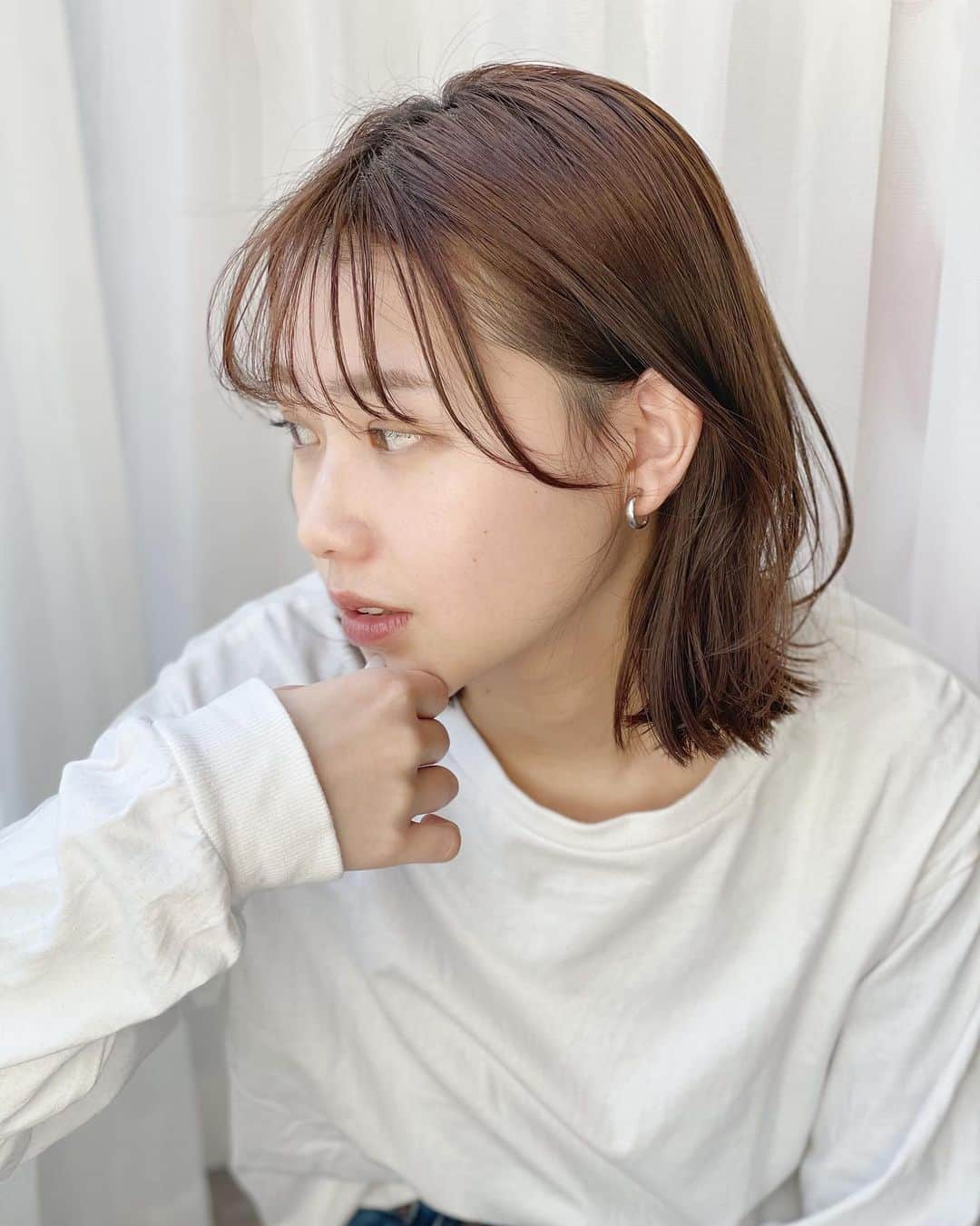 のインスタグラム：「. 撮影の時の2パターン目🤍💭 久々に前髪ありもいいな  #撮影 #サロンモデル #スタイリングモデル #サロモ #サロモ希望 #白t #前髪あり #ボブヘア #太陽光 #デニム」